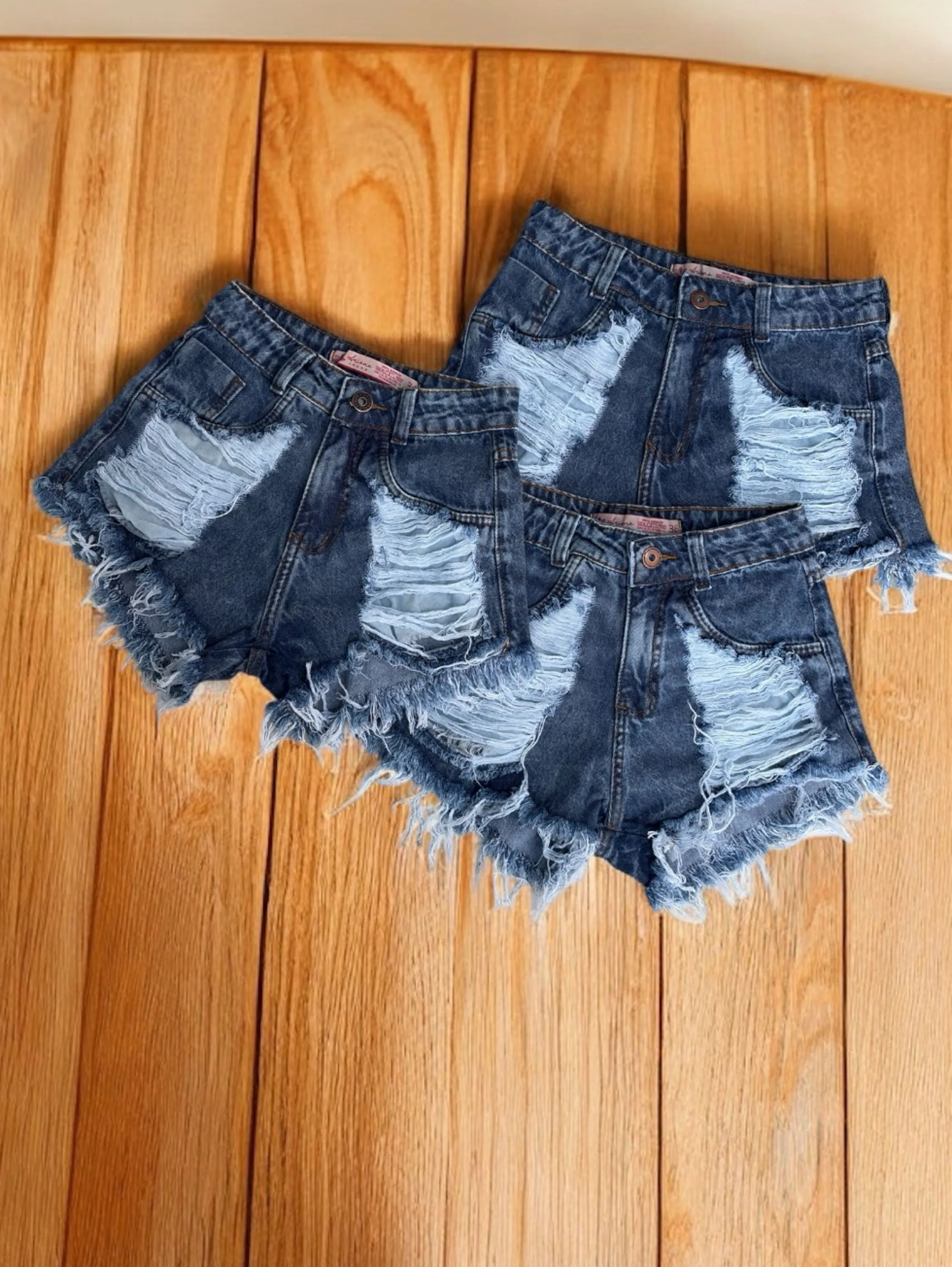 Short jeans Feminino Destroyed barra desfiado