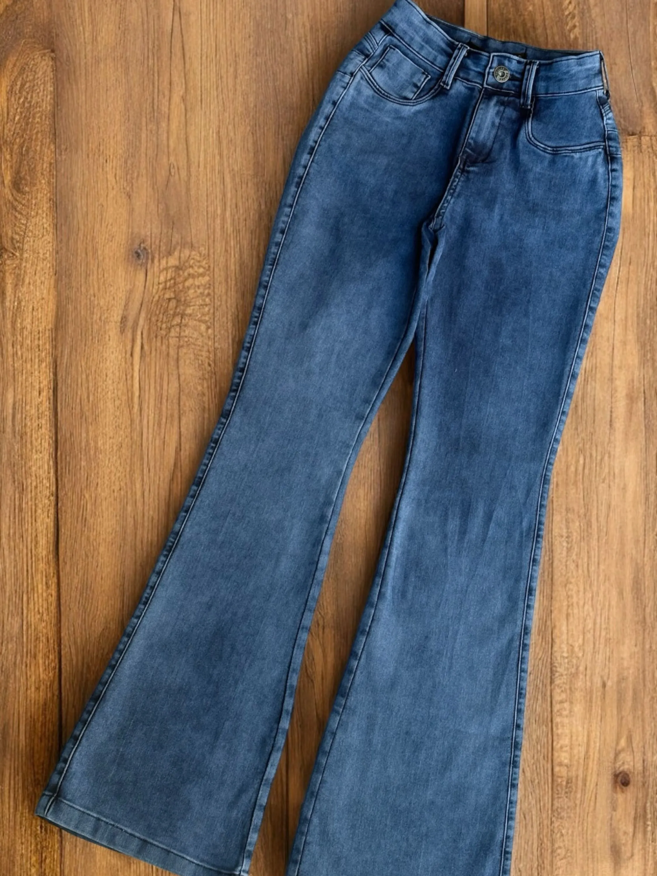 Calca flare feminina com lycra meio clara