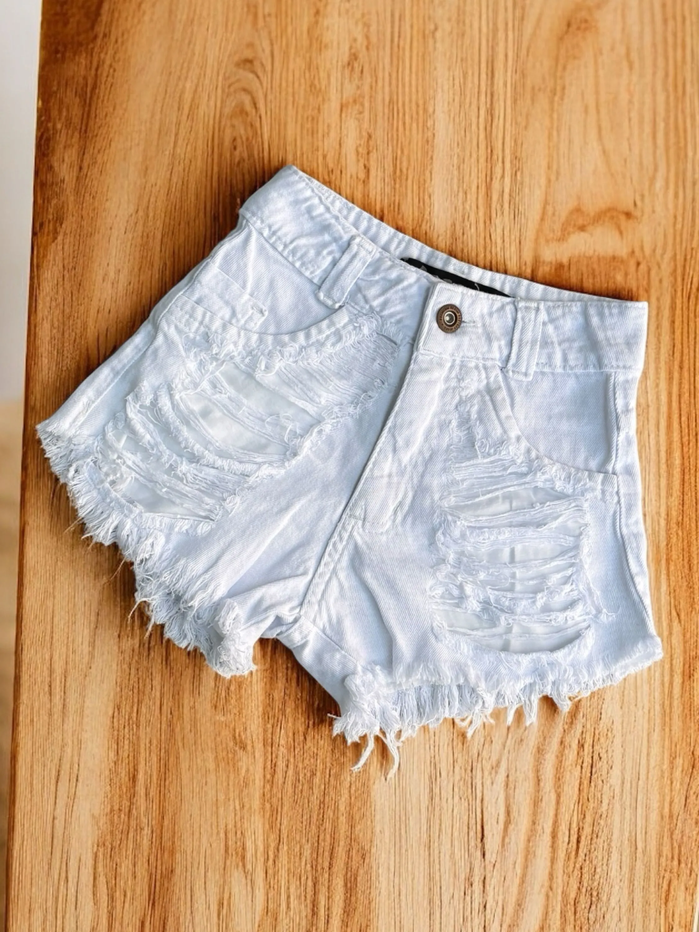 Short feminino branco barra desfiado