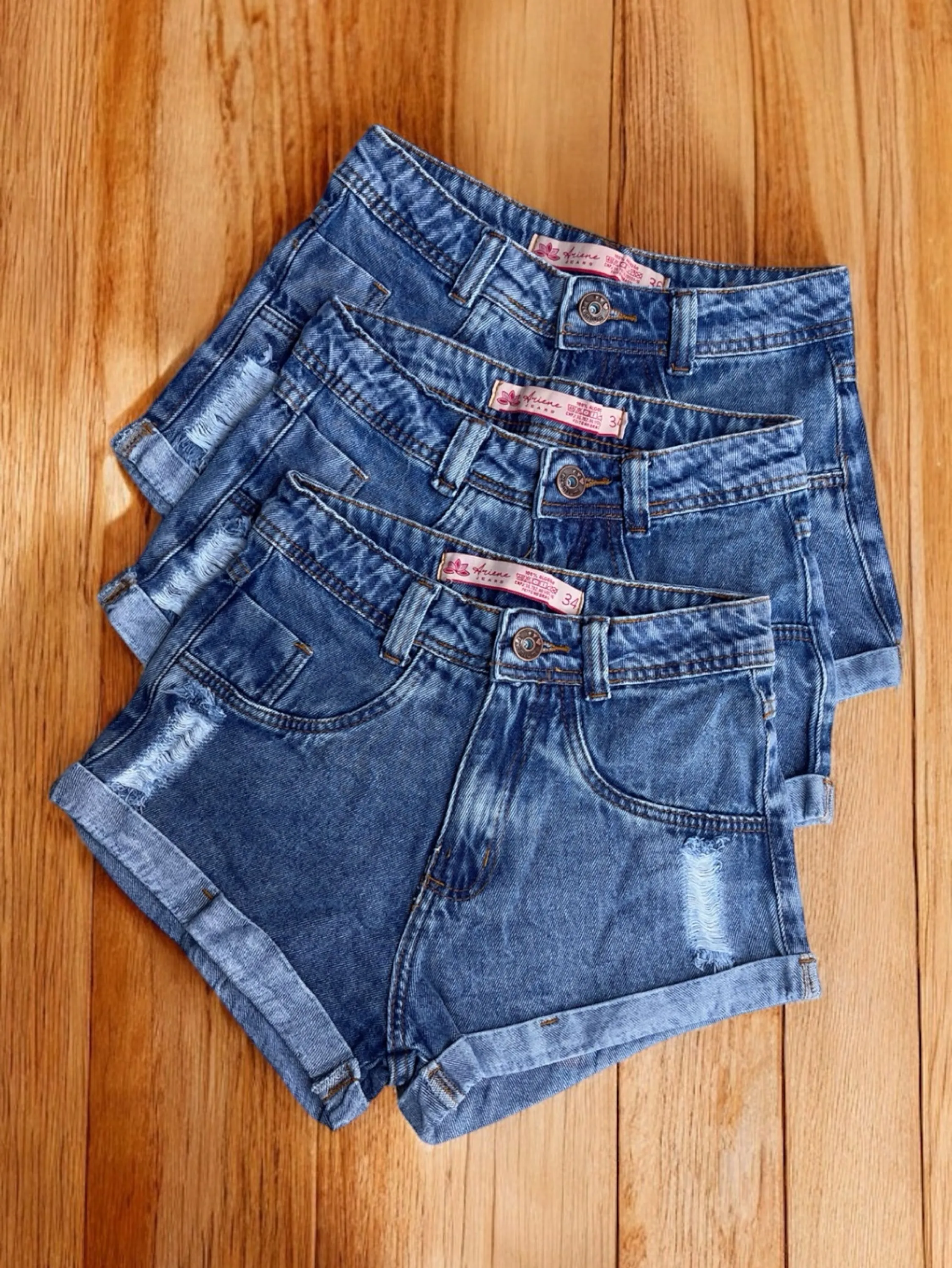 Short Jeans feminina azul manchada barra dobrado
