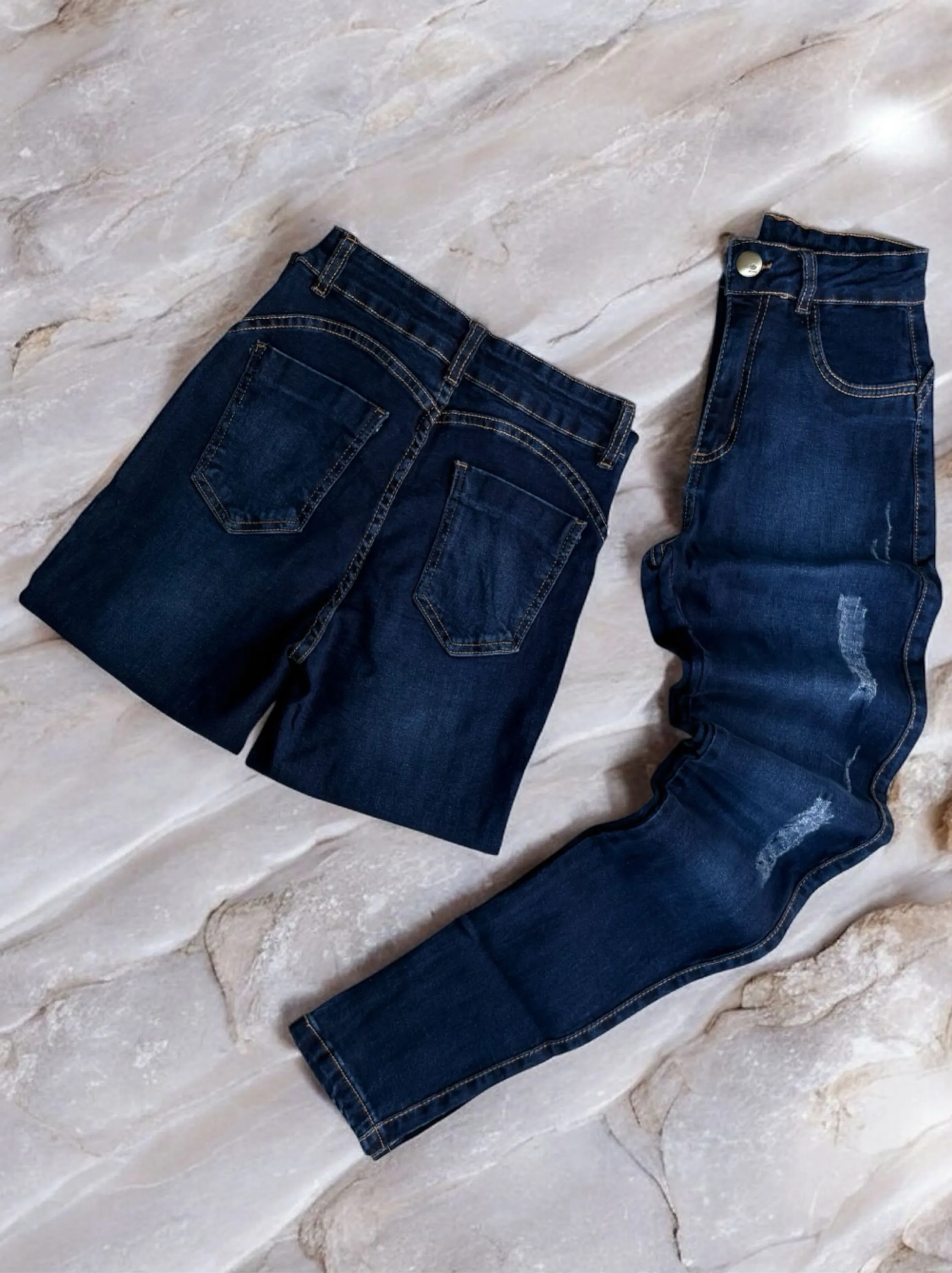 Calca jeans feminina com escura lisa com lycra