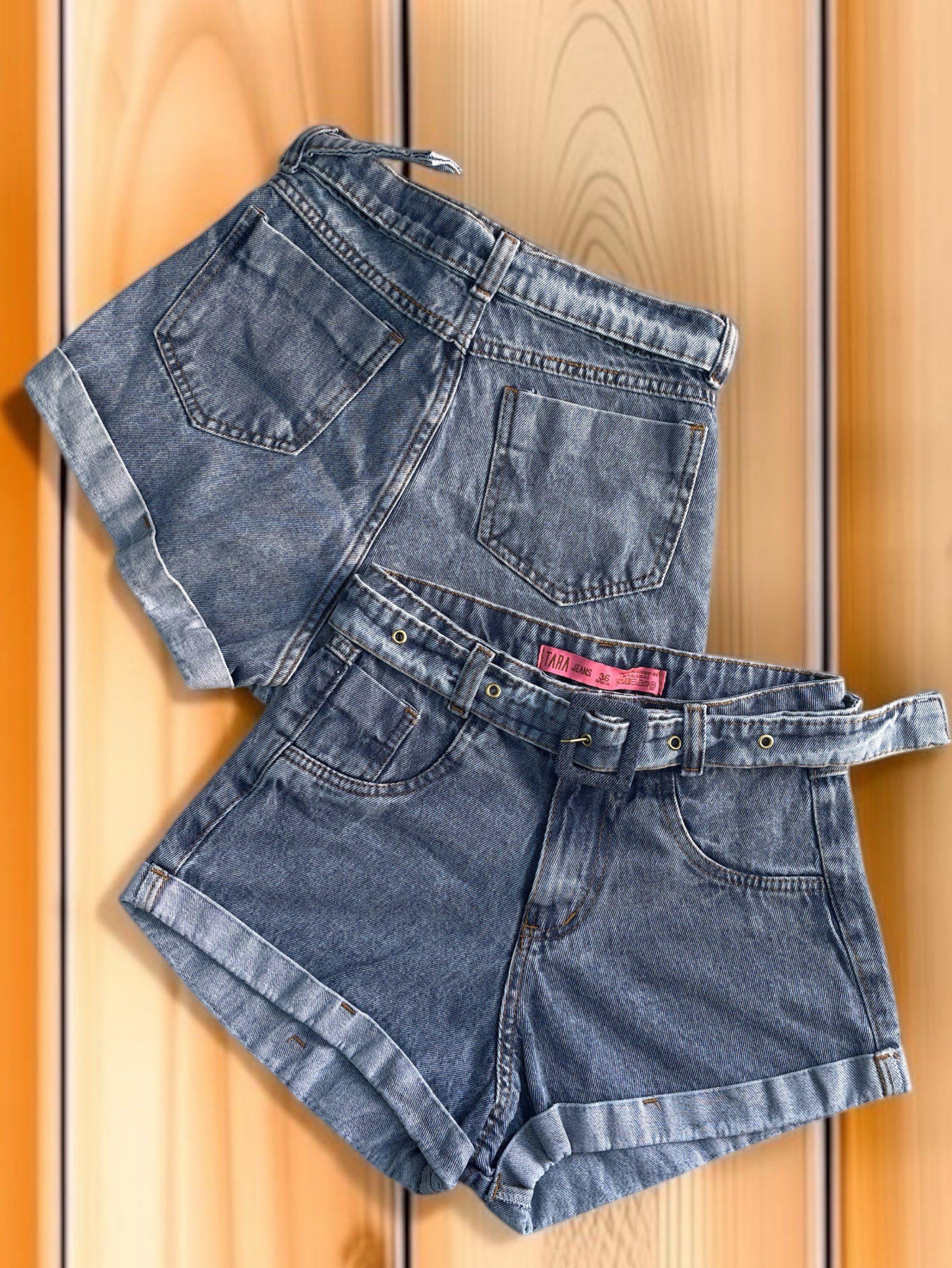 Short jeans feminino com cinto marmorizado