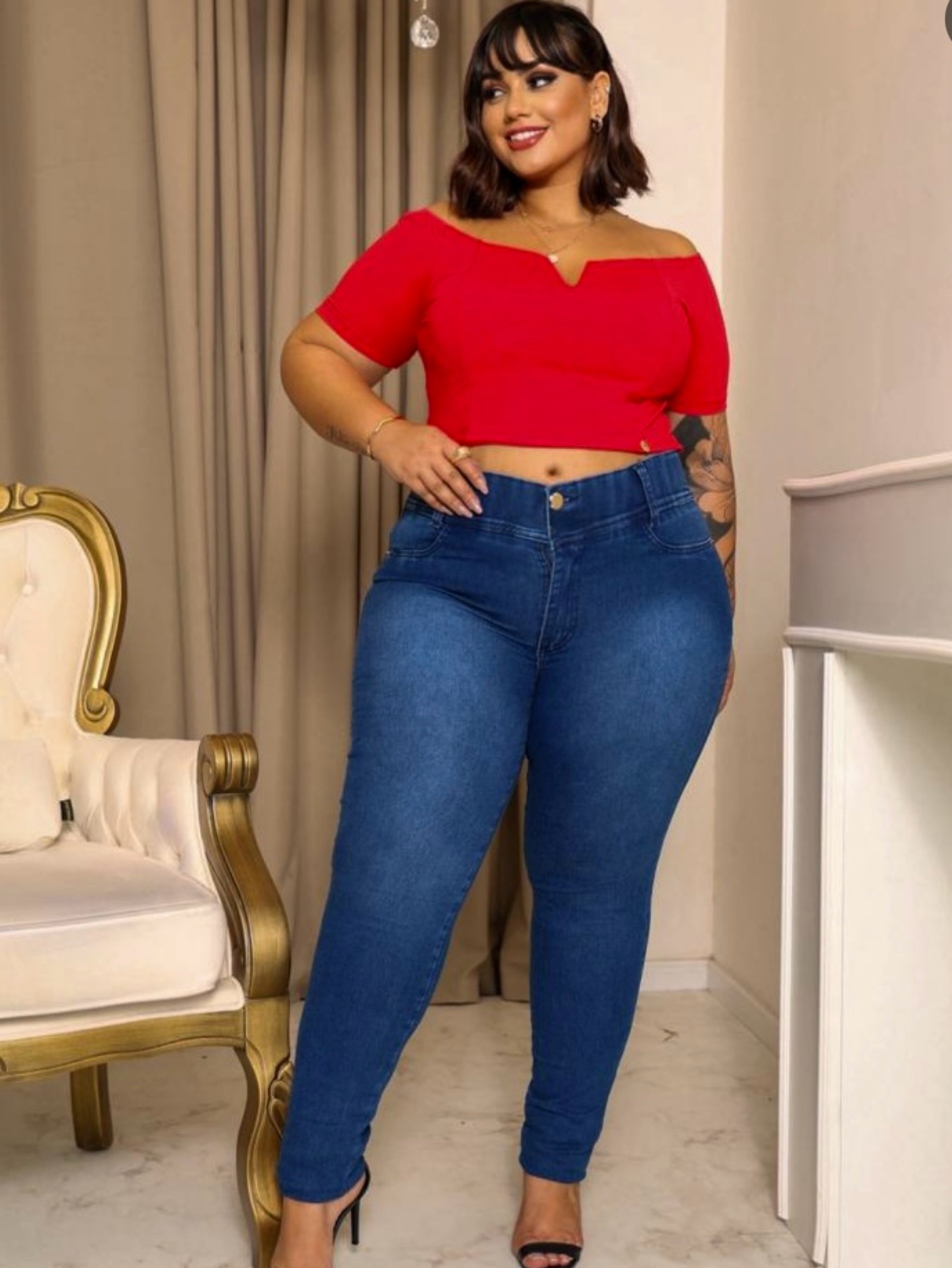 Calca jeans feminina plus size com lacira escura
