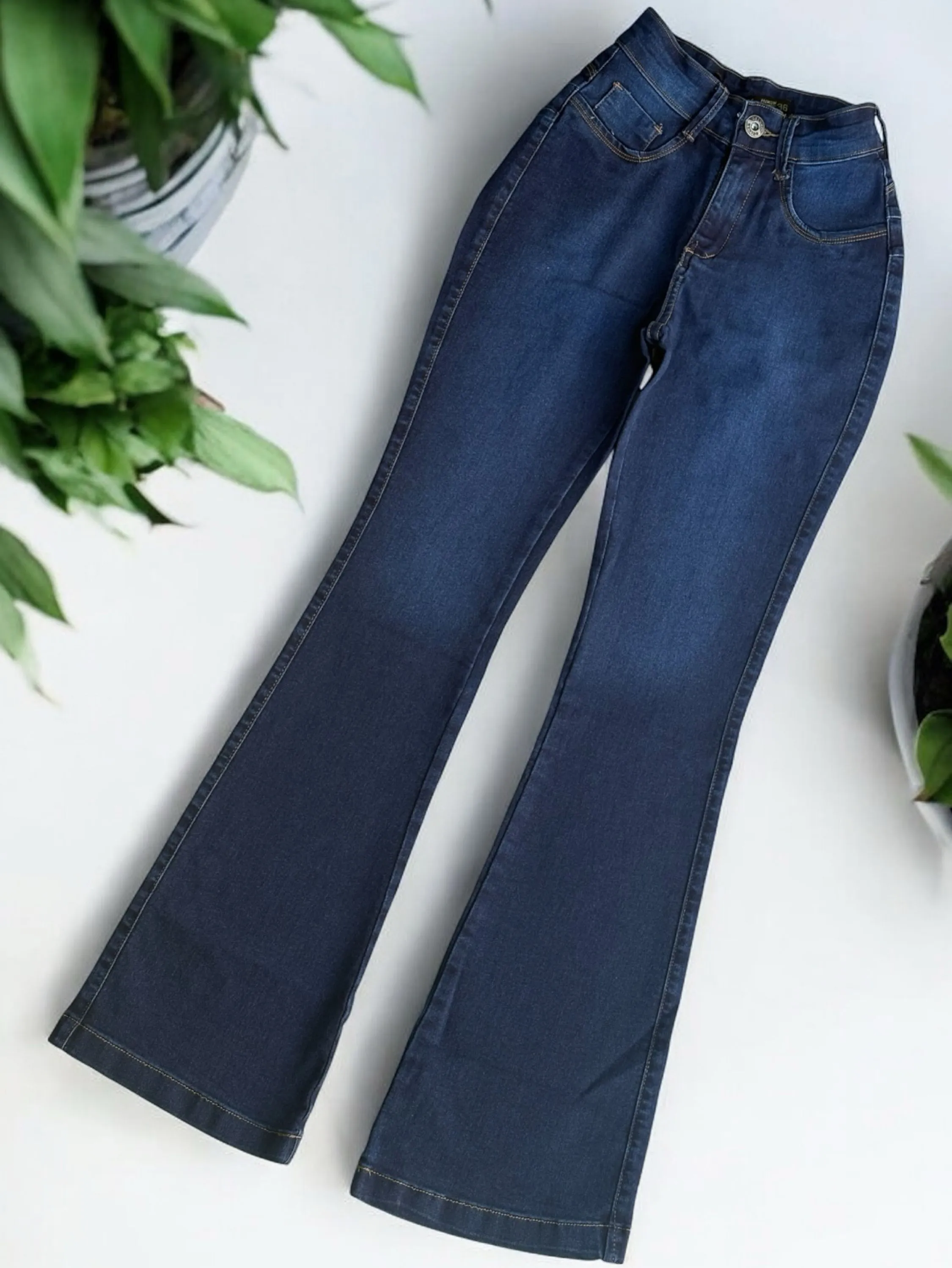 Calca Flare feminina com laicra escura