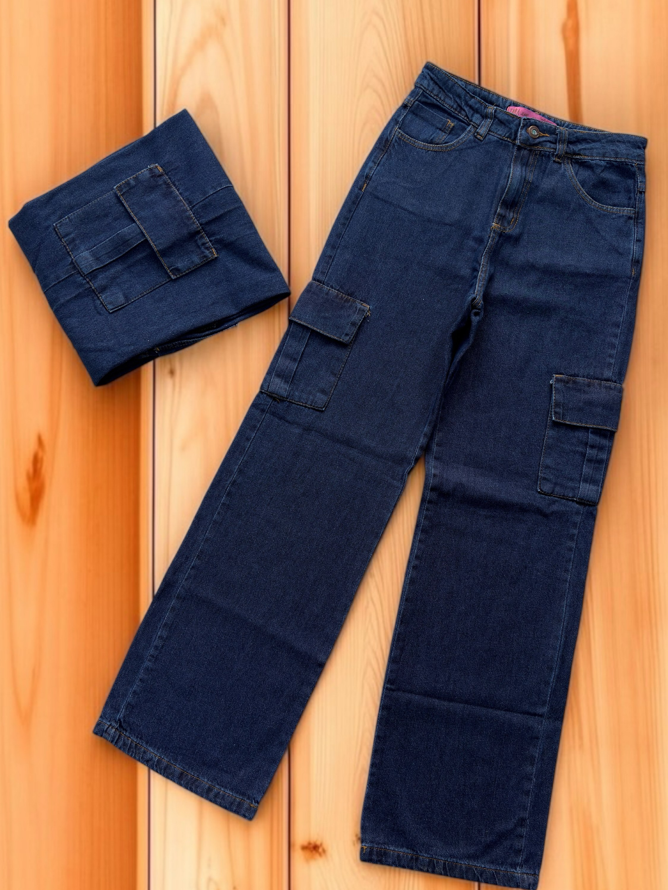 Calca cargo feminina jeans escura com bolso