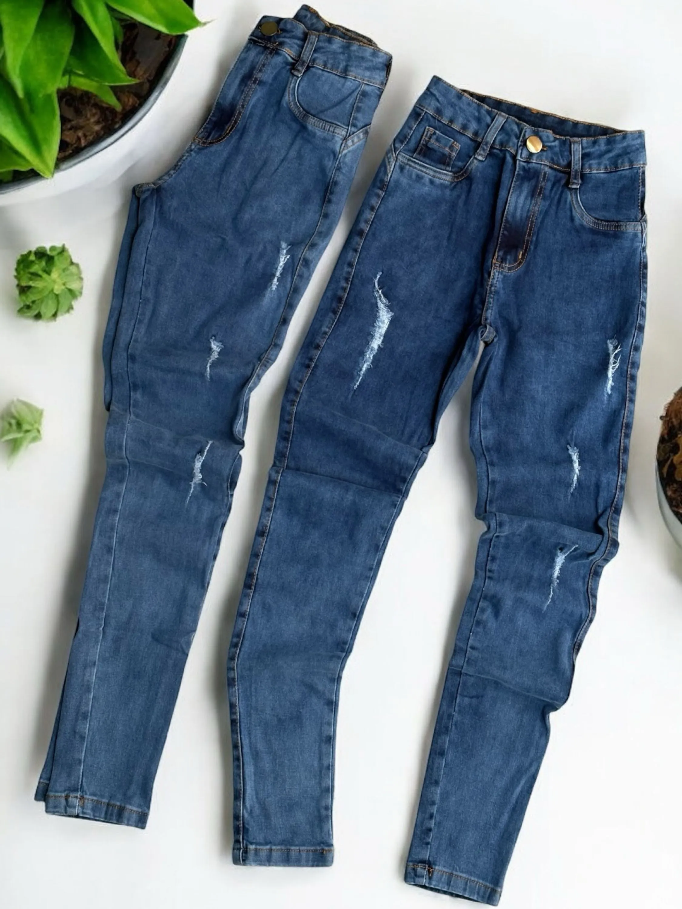 Calca jeans feminina azul manchada com lycra