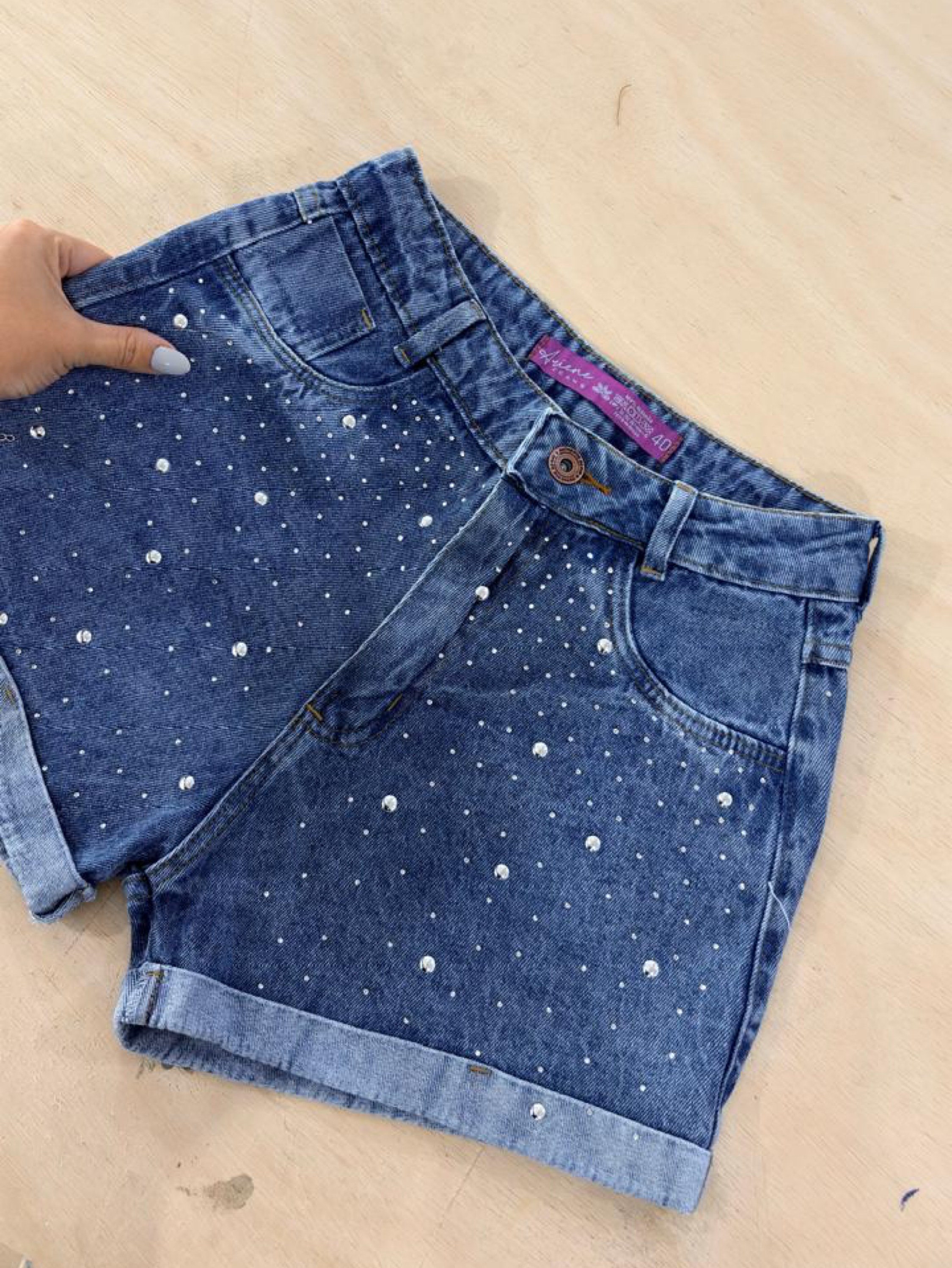 Short jeans feminino com brilho marmorizado