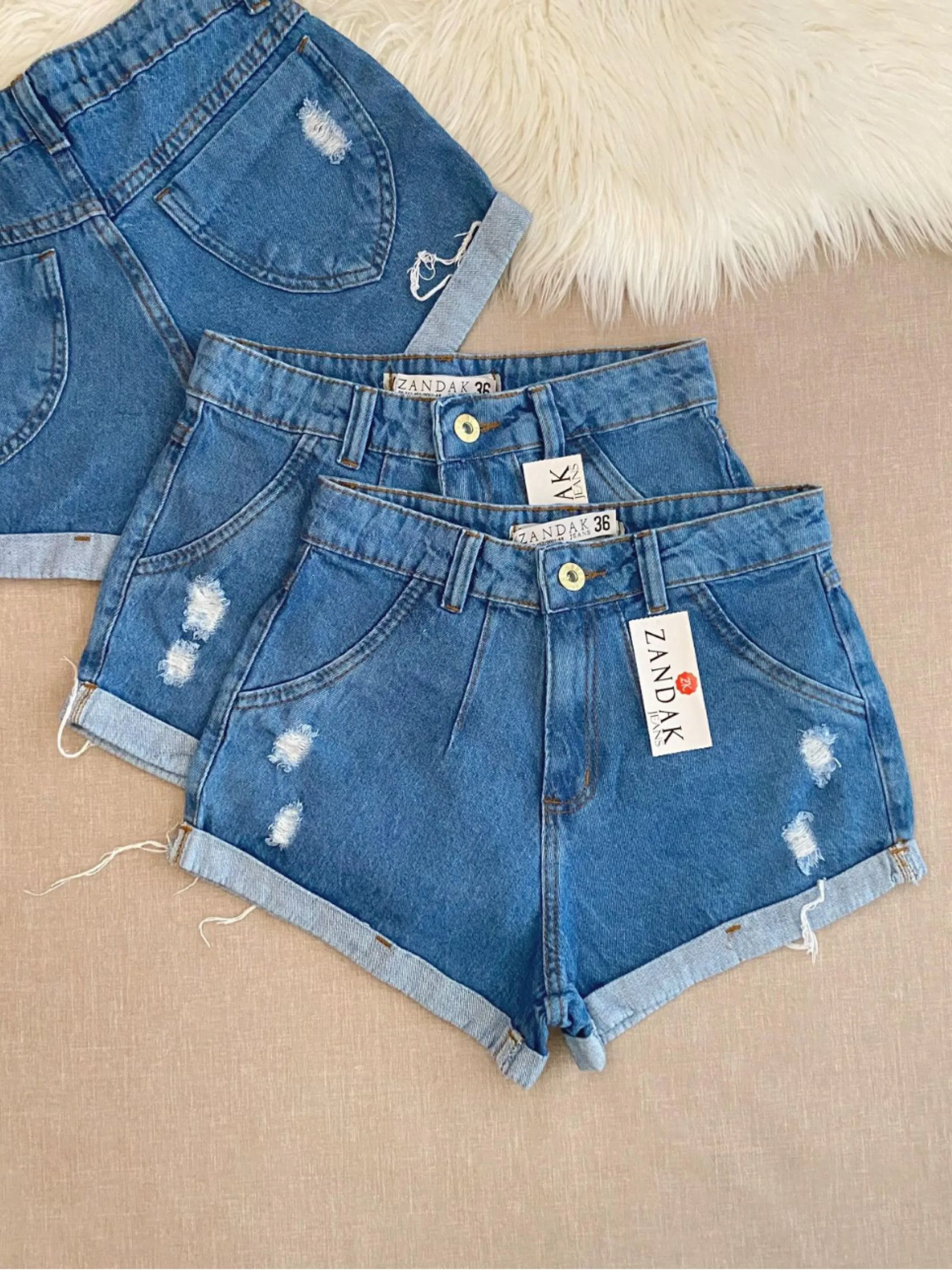 Short jeans escura barra dobrado