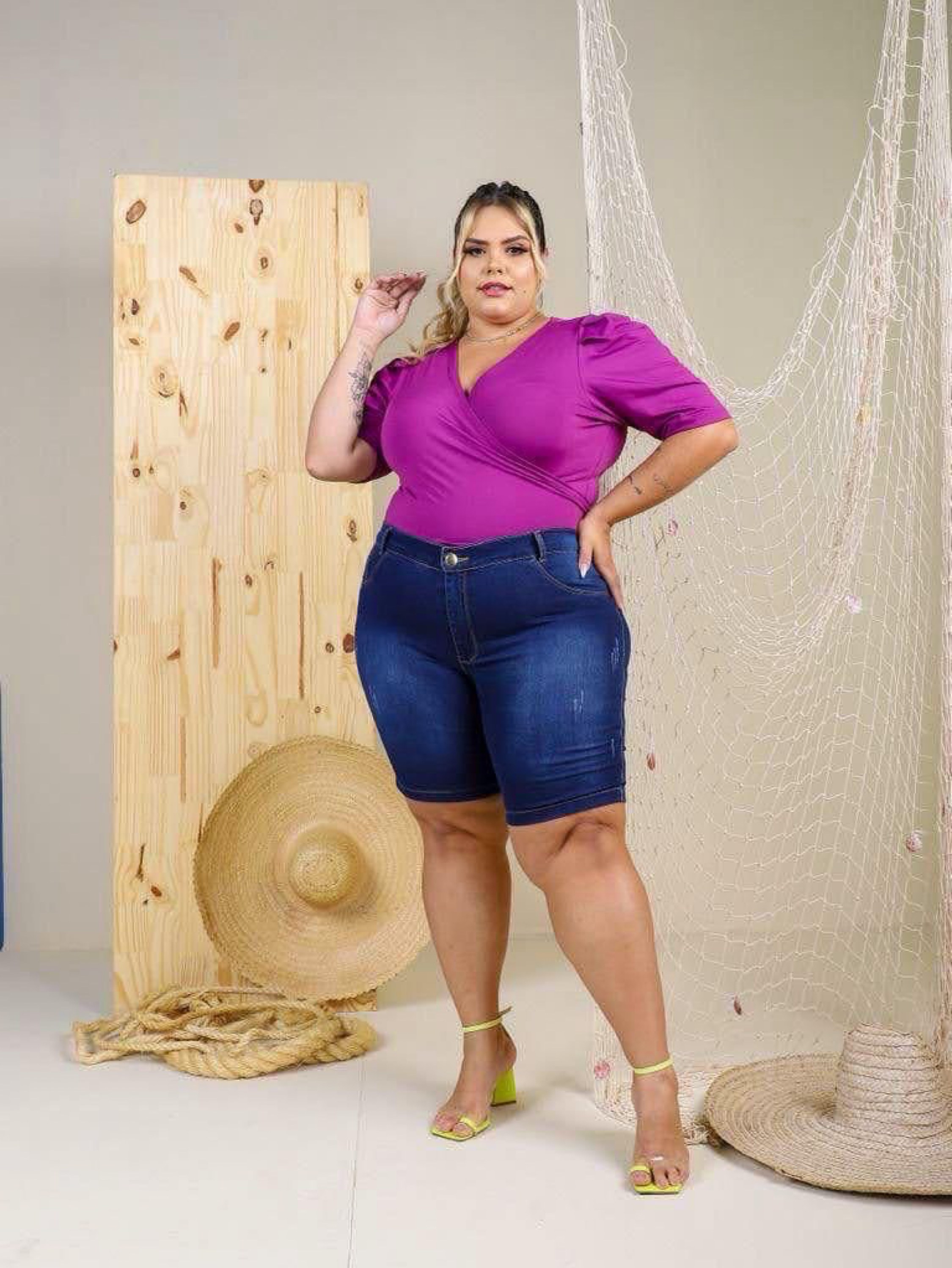 Bermuda plus feminina escura com lycra