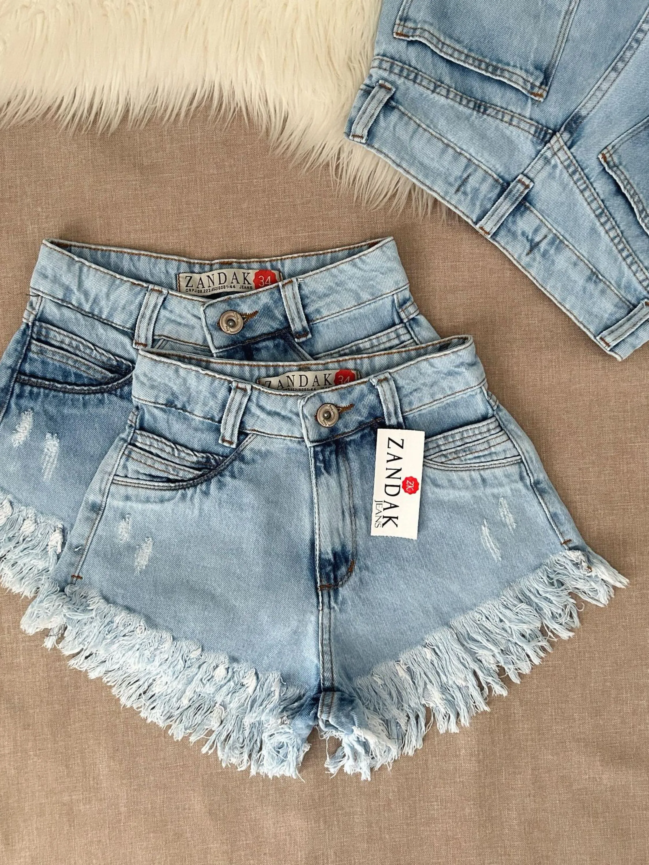 Short jeans clara feminina barra desfiado