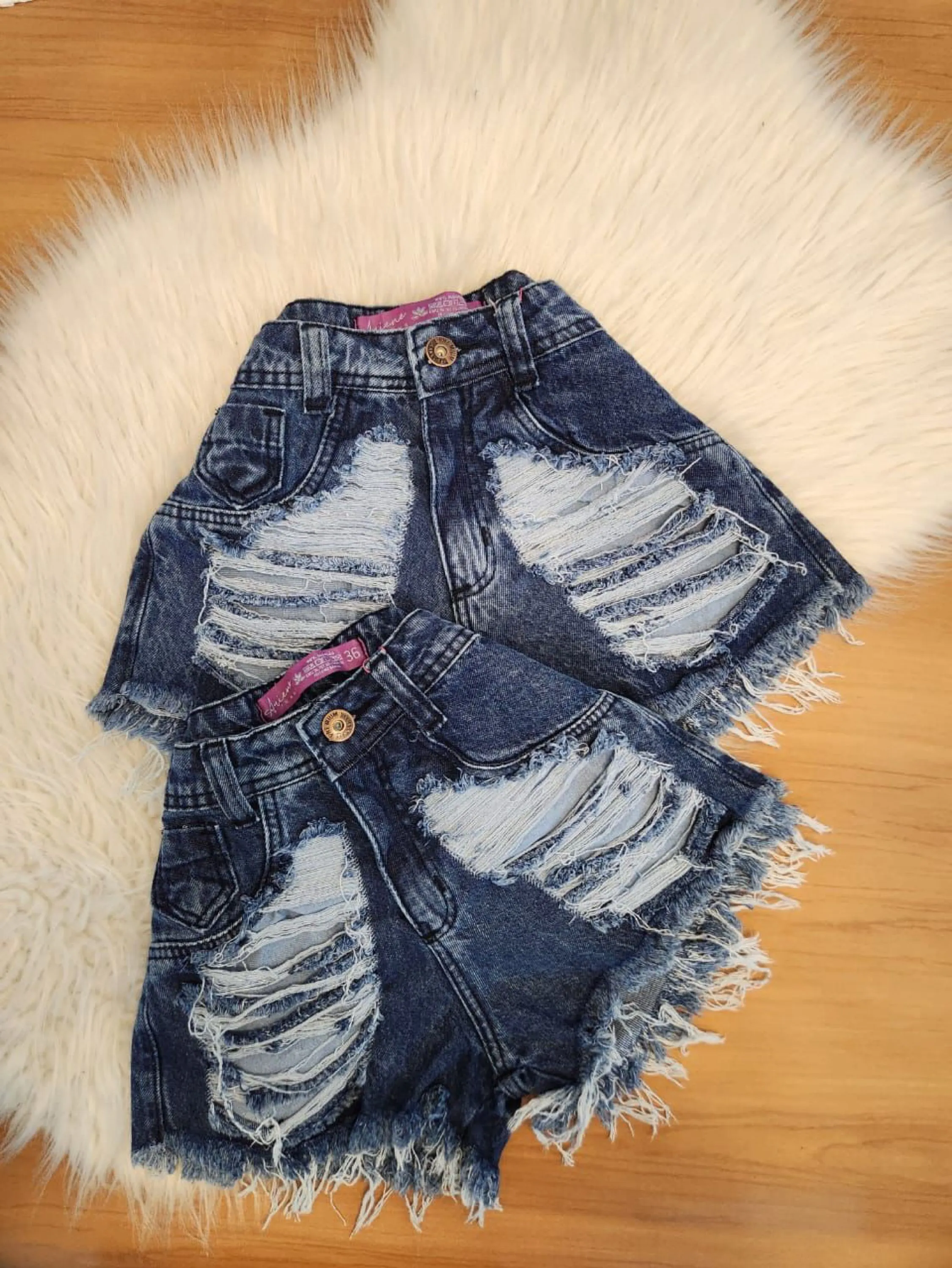 Short jeans feminino destroyed escura