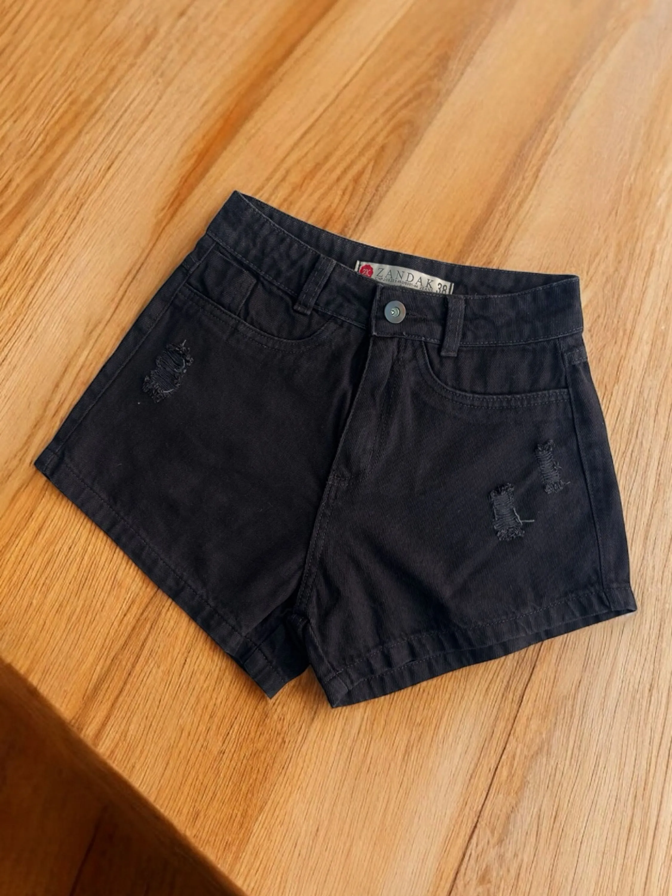 Short feminino preto barra normal rasgada