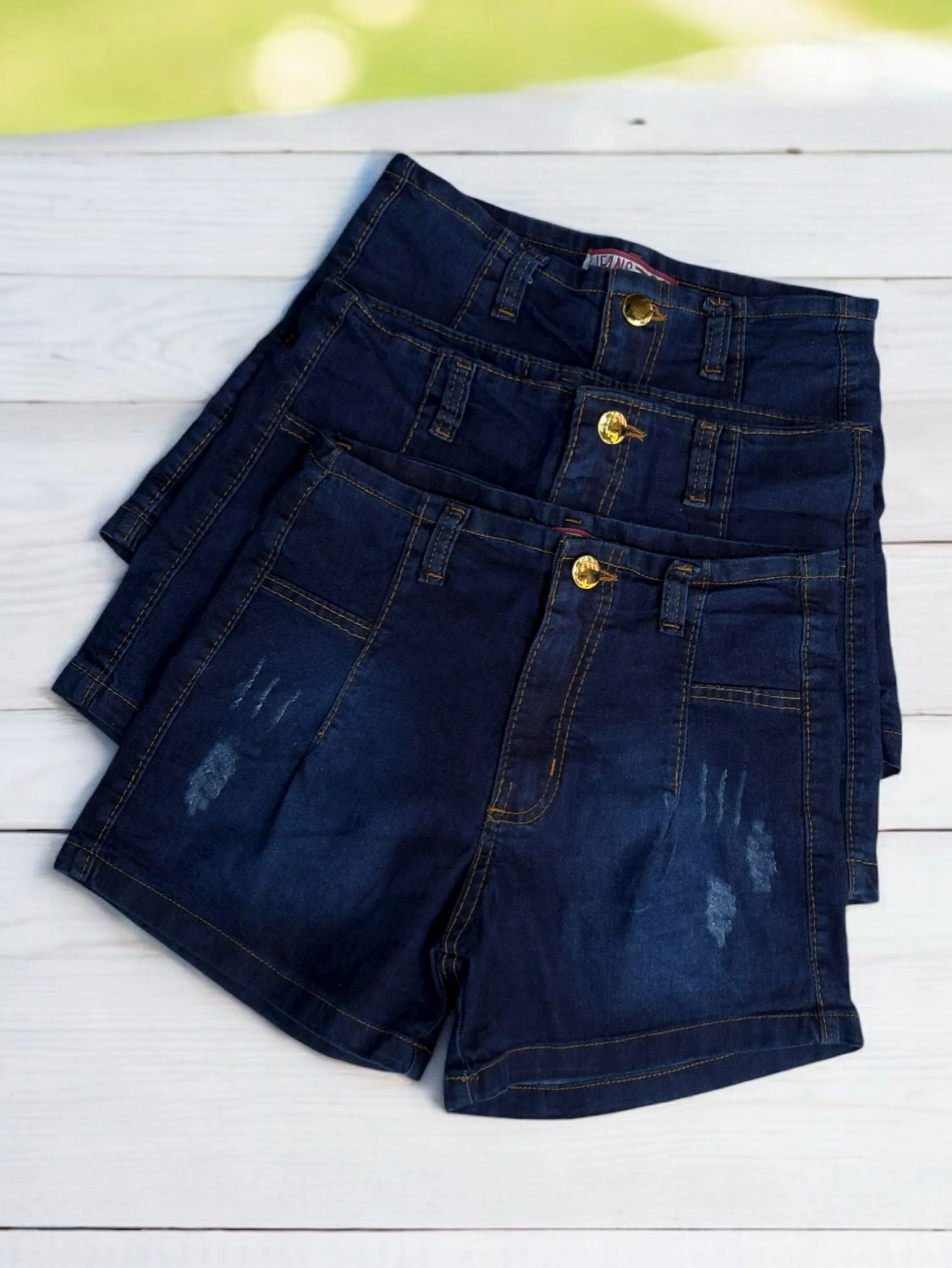 Short feminina jeans escura com lycra