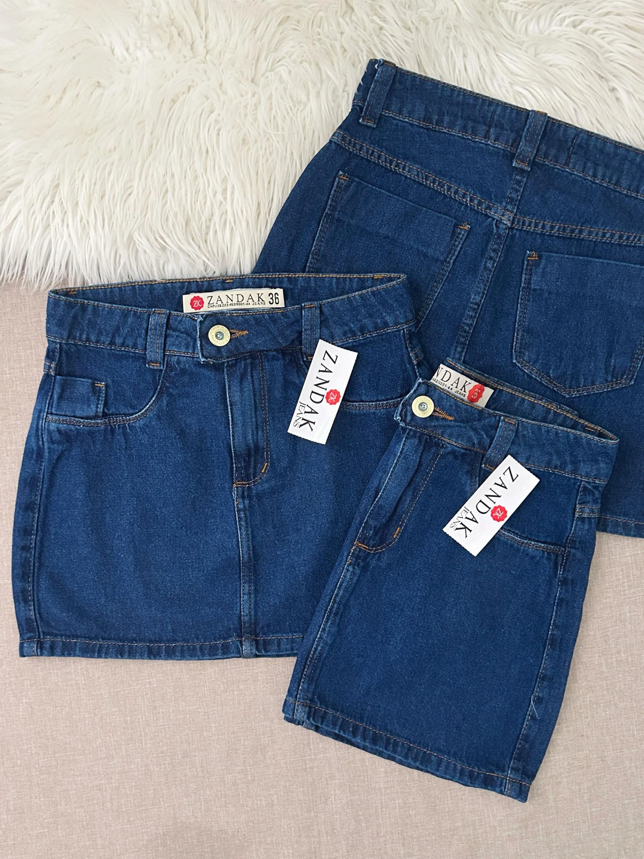 Saia jeans escura lisa jeans grosso