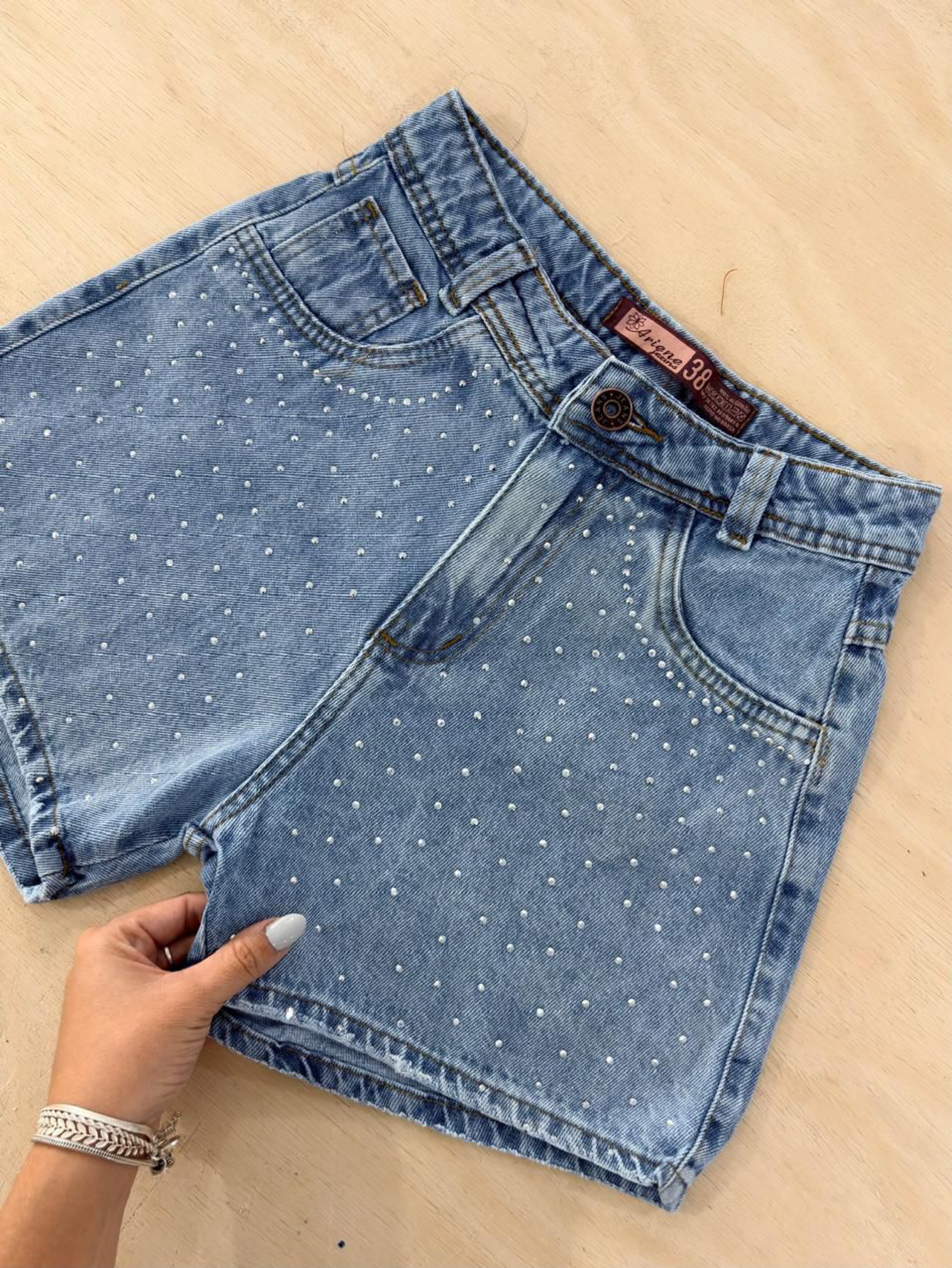 Short jeans feminino clara com brilho