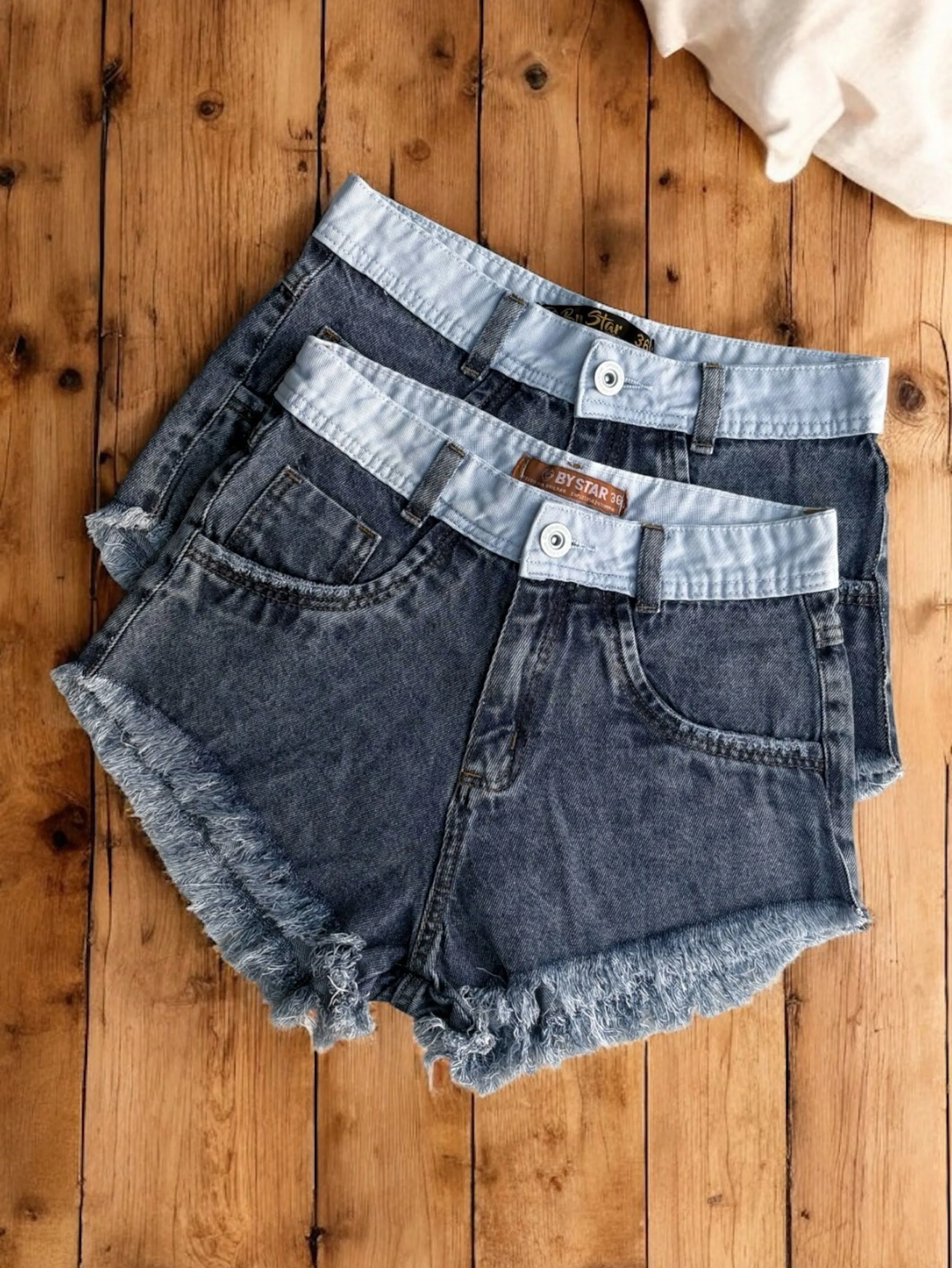 Short jeans feminino escura barra desfiado