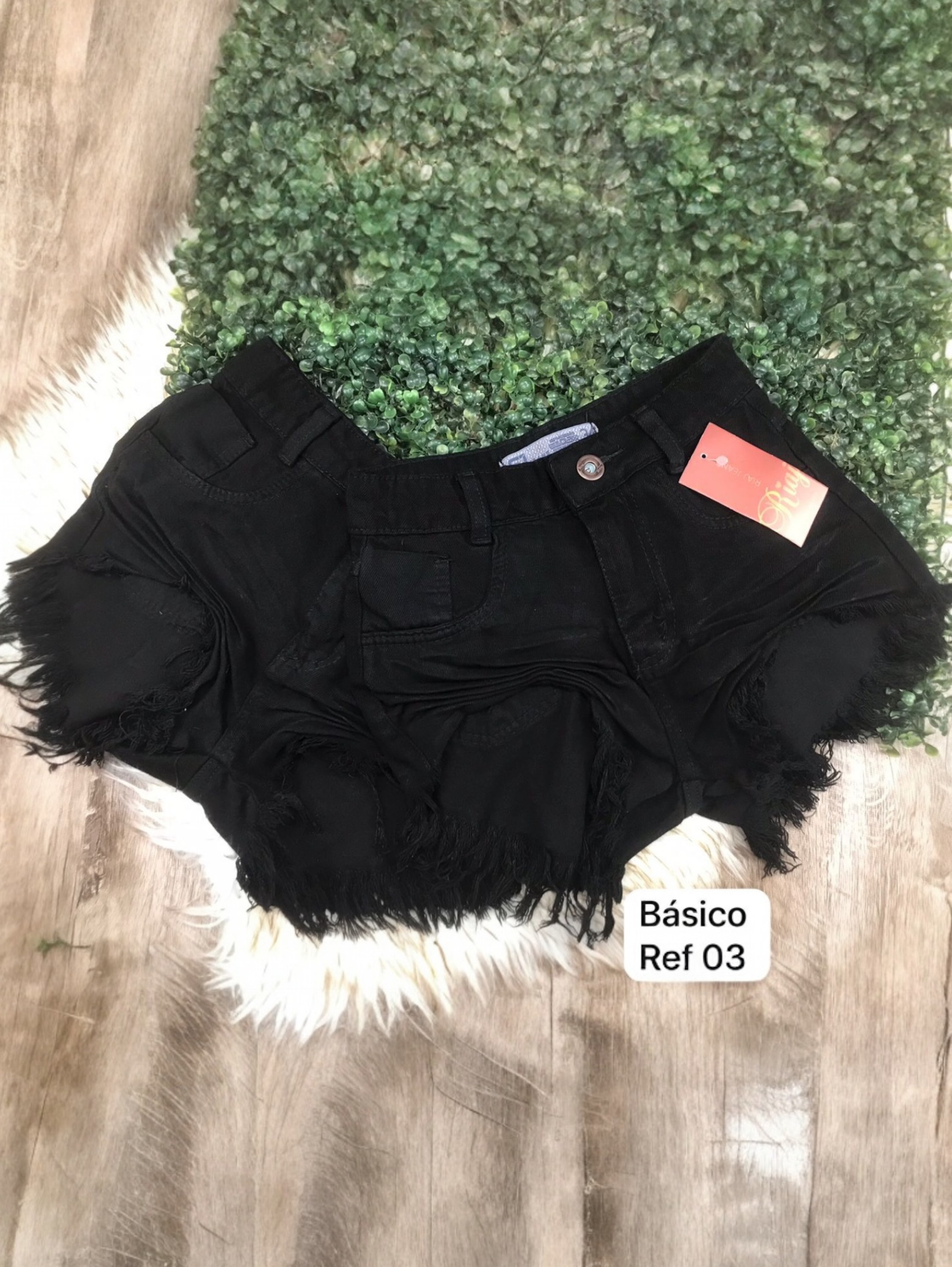 Short jeans feminino preto barra desfiado