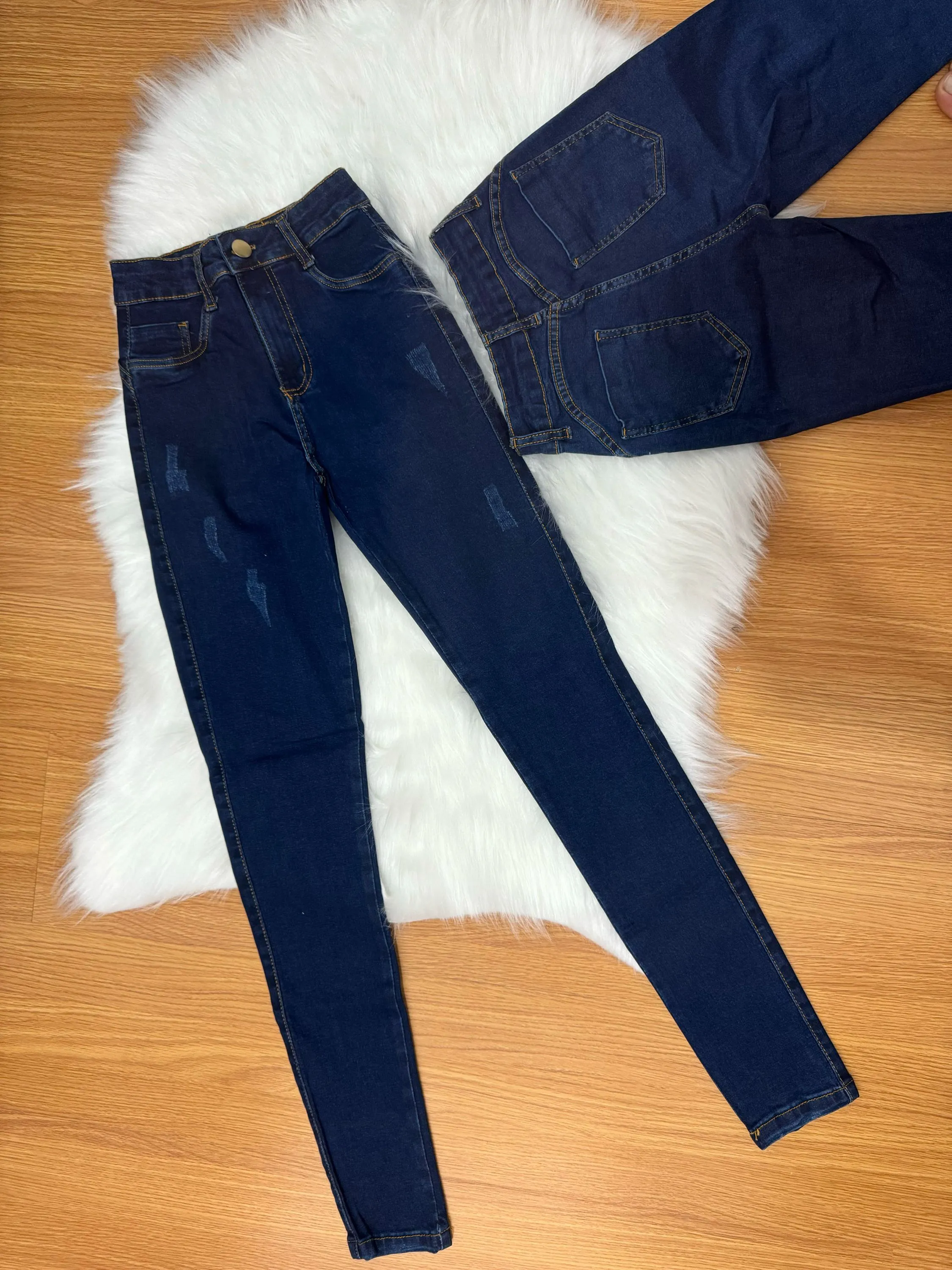 Calca jeans com bastante elastano azul marinho