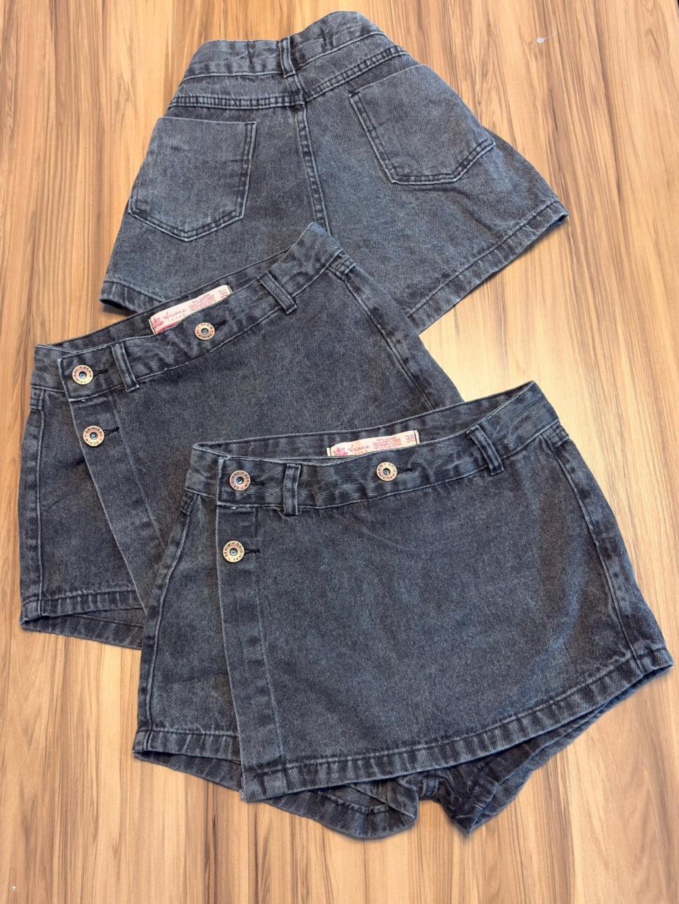 Short saia feminina grafite com botoes