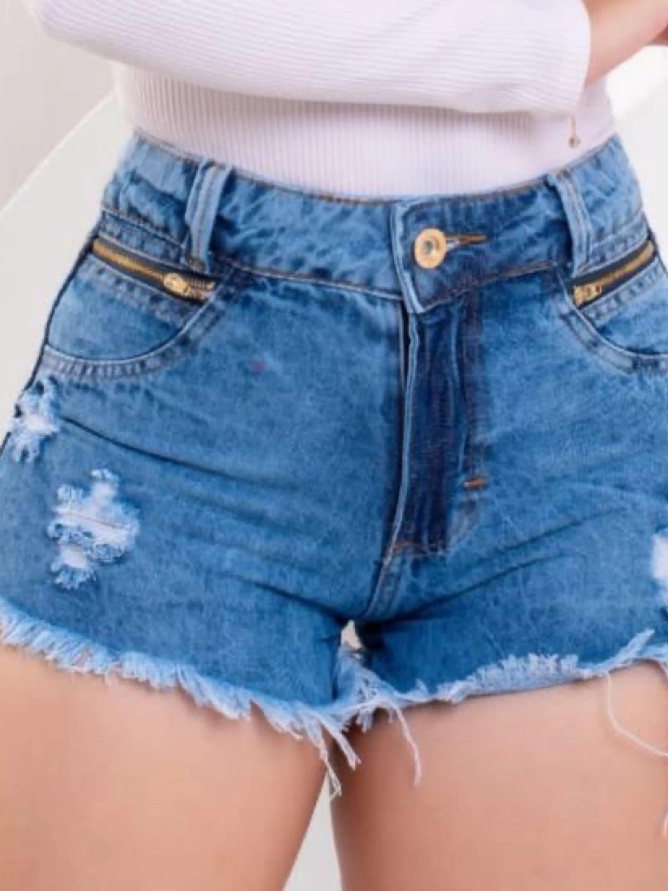 Short jeans claro com ziper