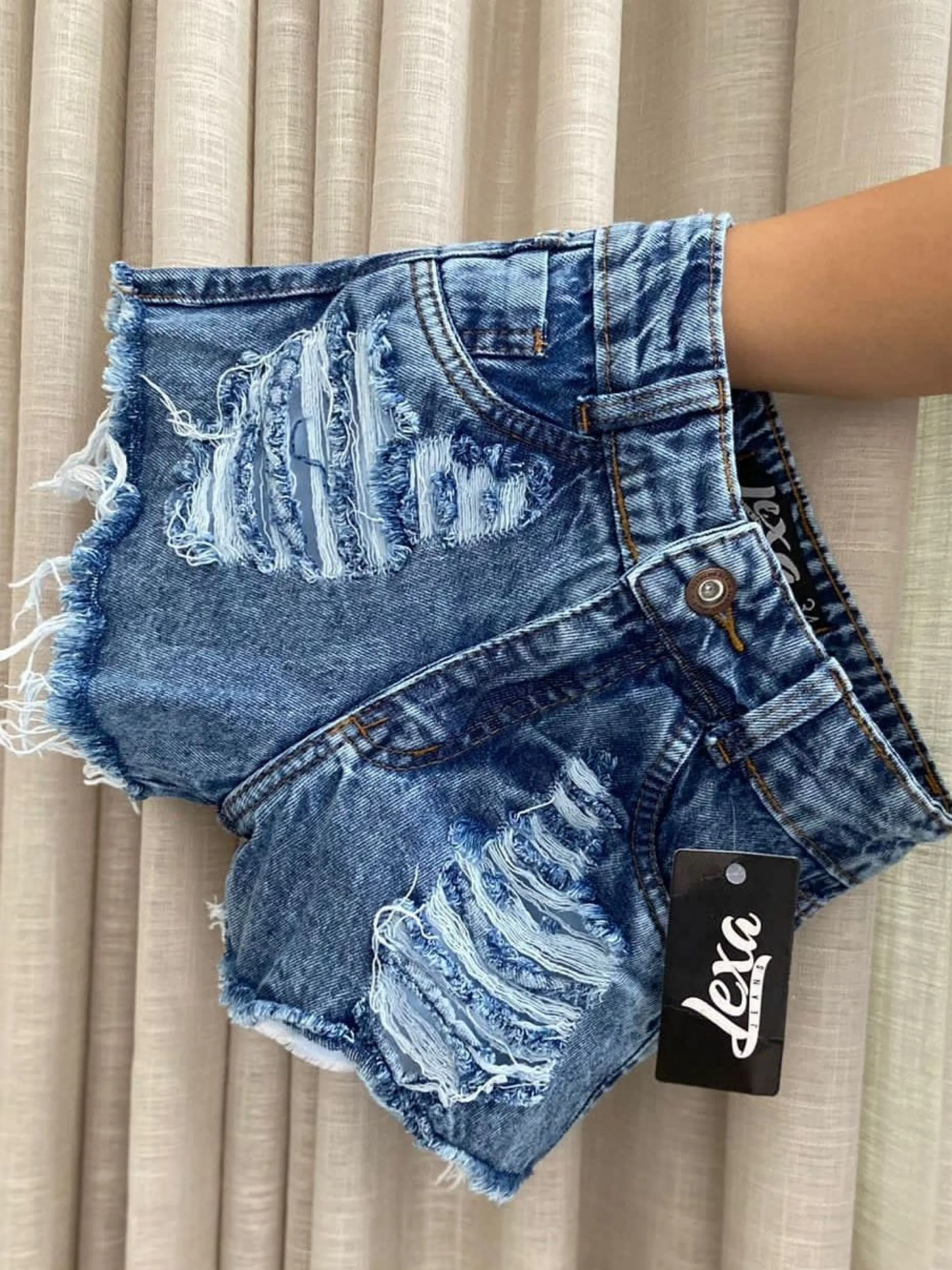 Short jeans escura manchada