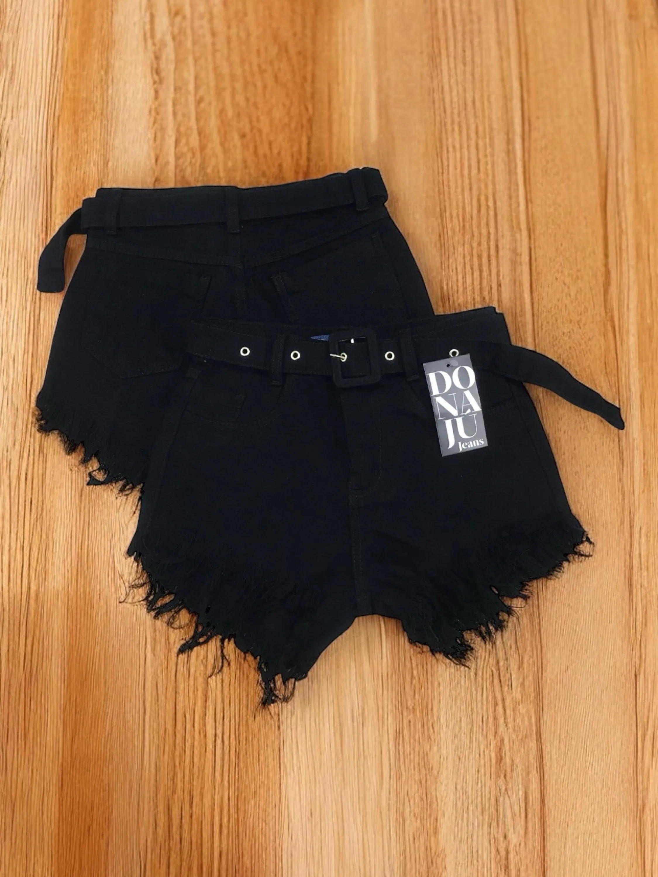 Short jeans feminino preto com cinto barra desfiado