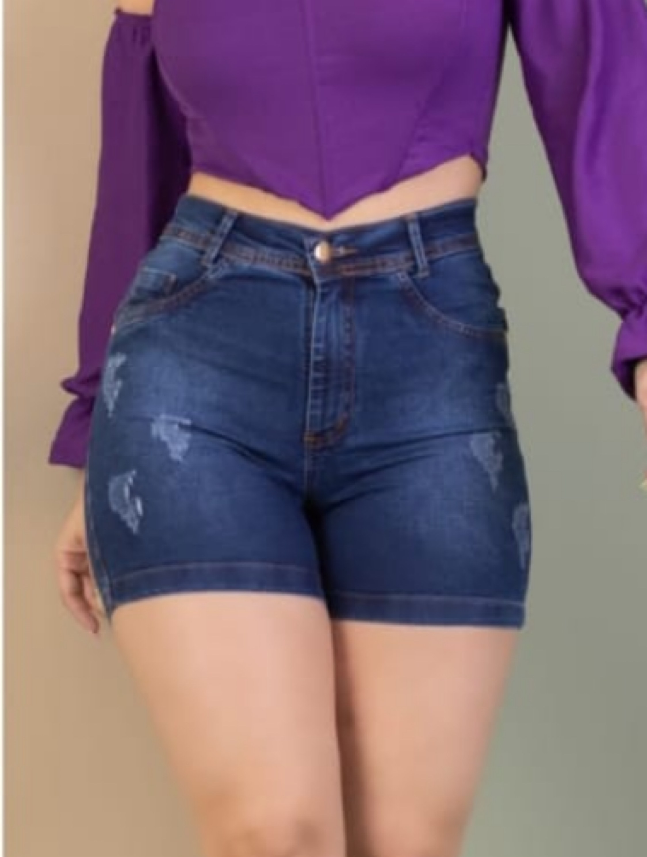 Shorts Meia Coxa com puídos