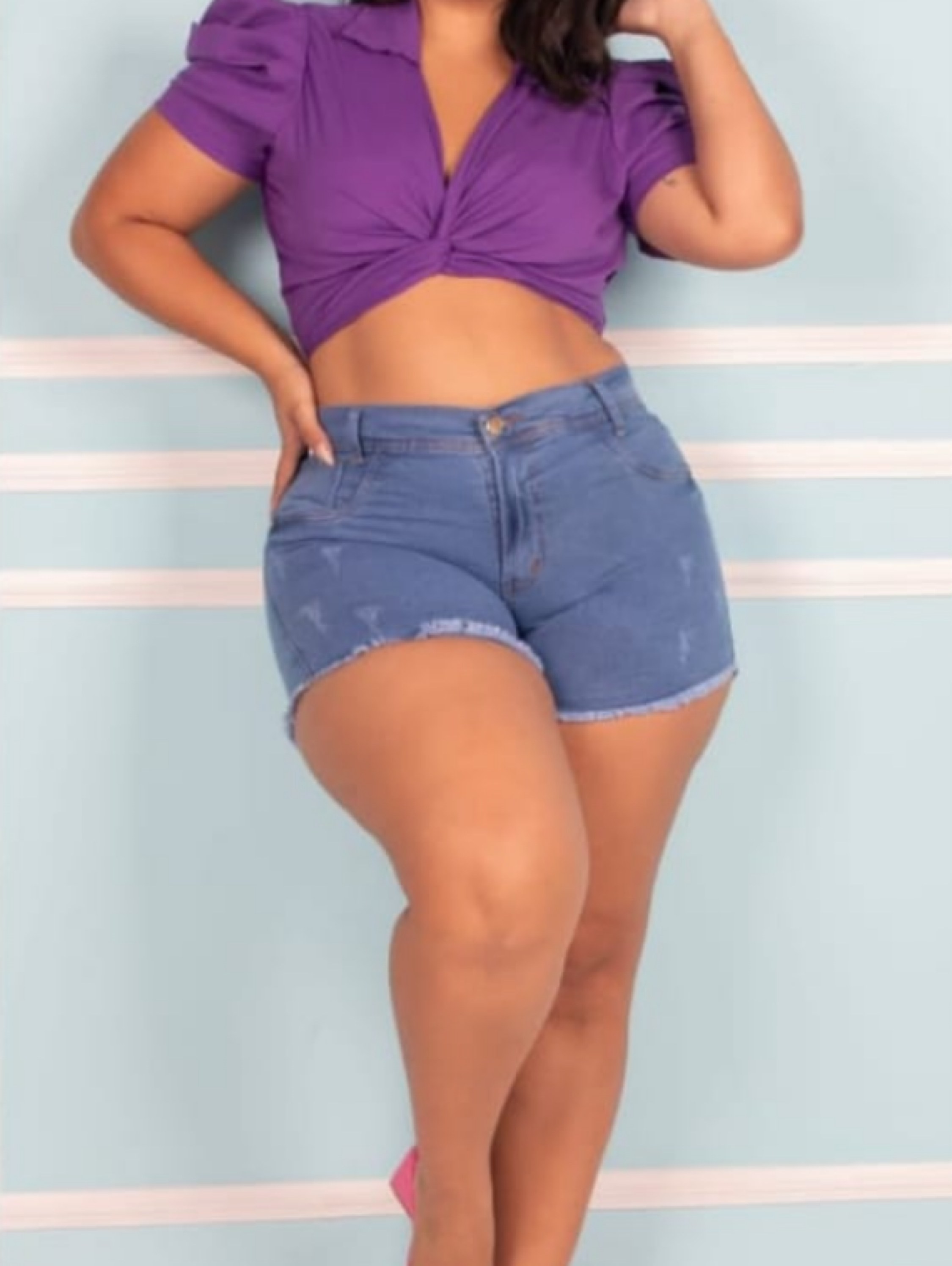 Shorts Curto Plus com puídos