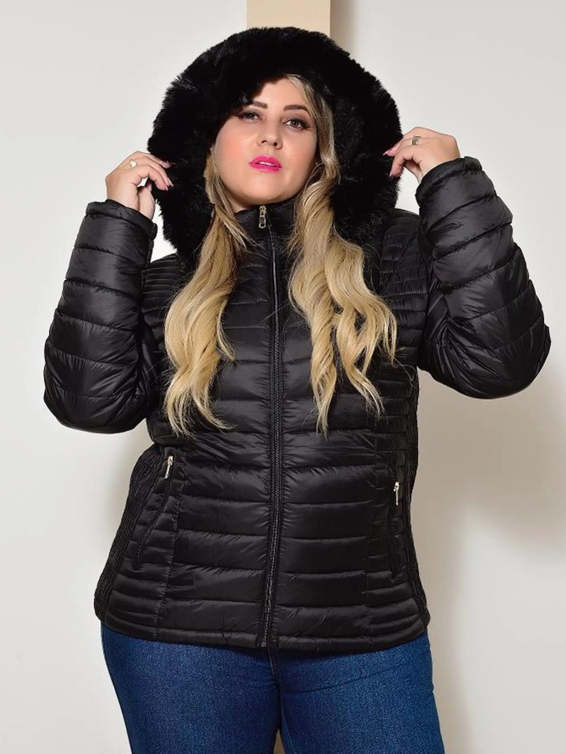 Jaqueta Puffer Feminina Plus Size de Nylon com Capuz de Pelinho Elegante Moda de Inverno