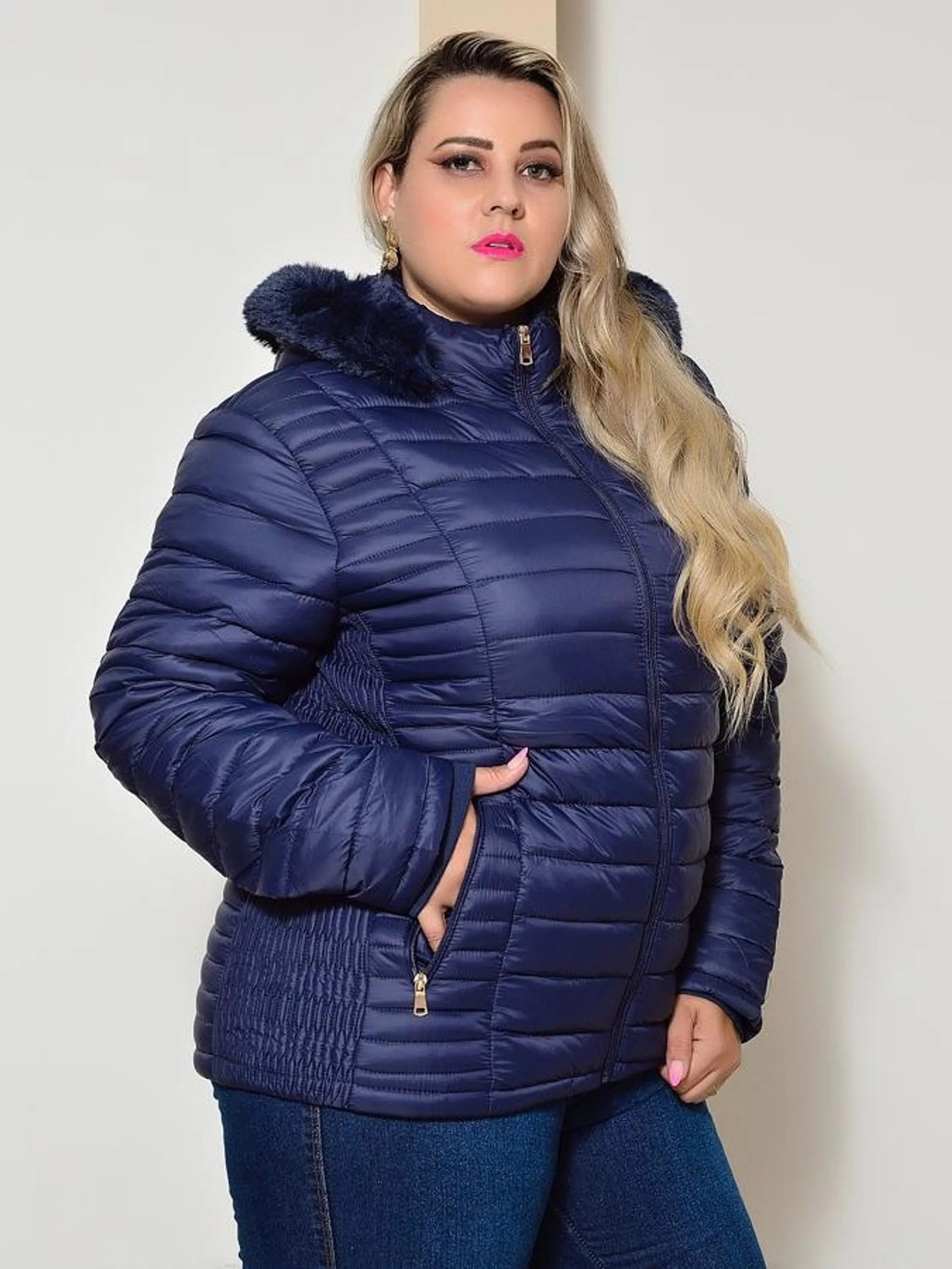 Jaqueta Feminina Puffer Elegante Plus Size de Nylon com Capuz e bolsos Estilosa Tendência Blogueira de Inverno