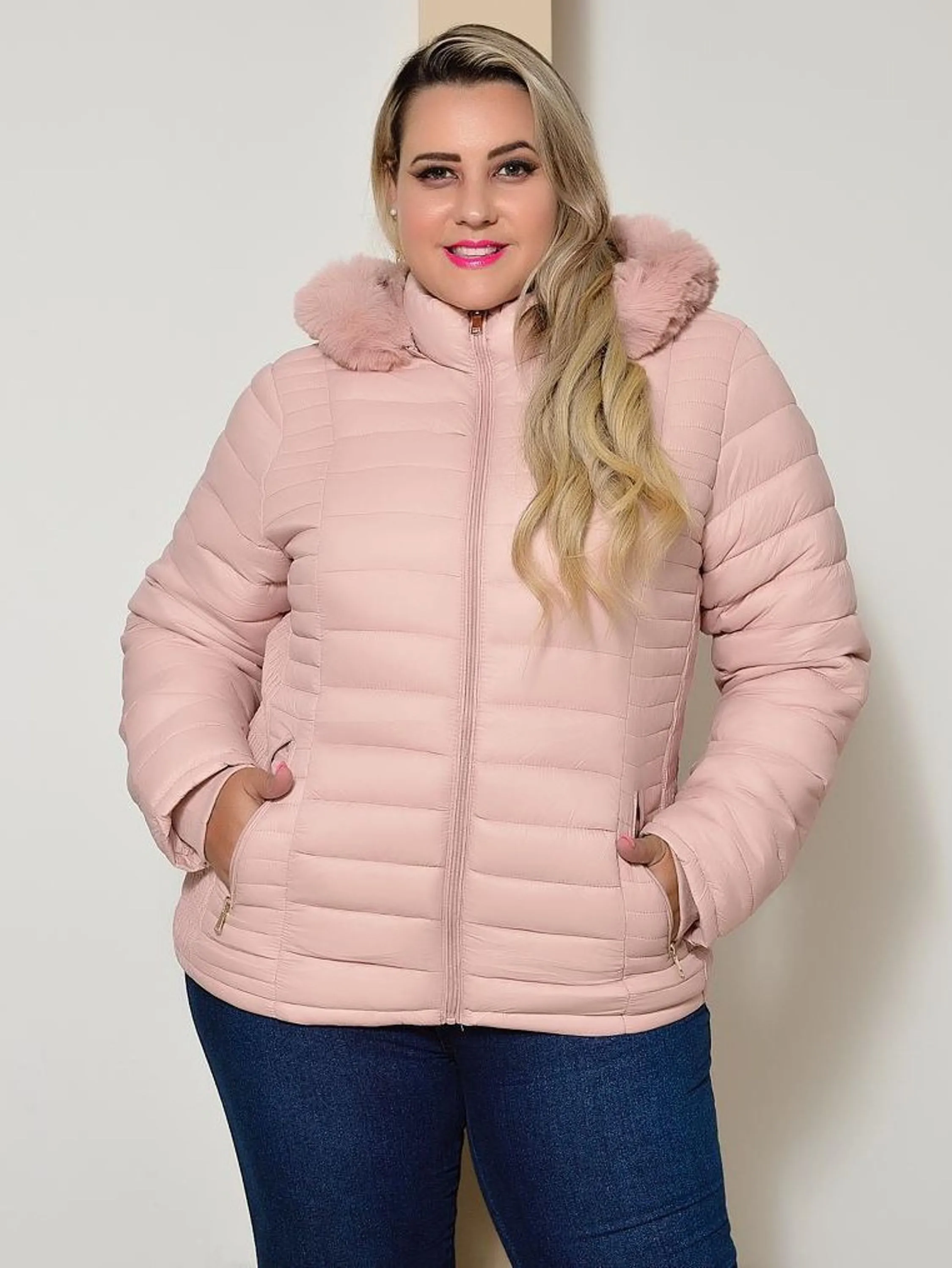 Jaqueta de Frio Puffer Feminina Plus Size com Capuz de Nylon Tendência de Inverno 2024