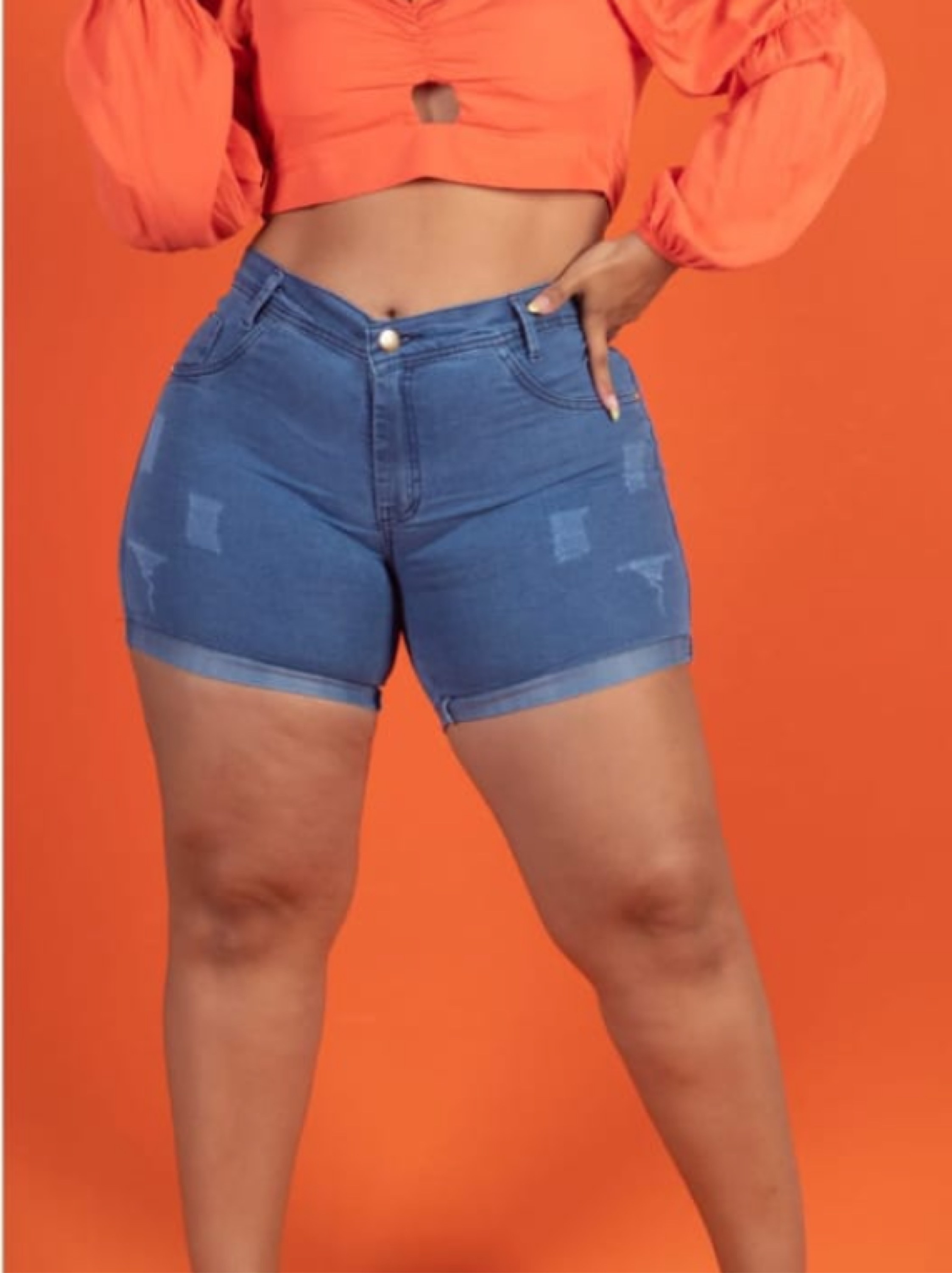 Shorts Meia Coxa Plus com puídos