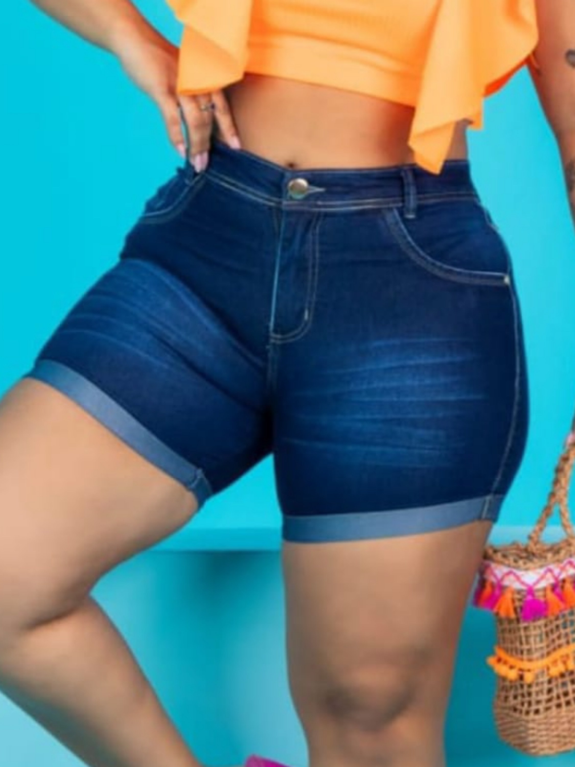 Shorts Meia Coxa Plus com barrinha dobrada