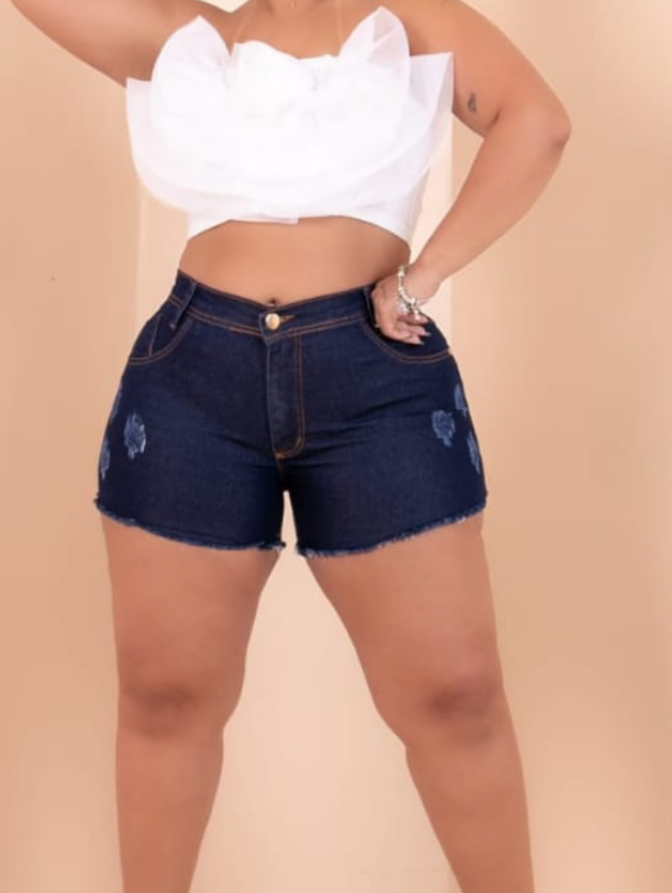Shorts Curto Plus com puídos