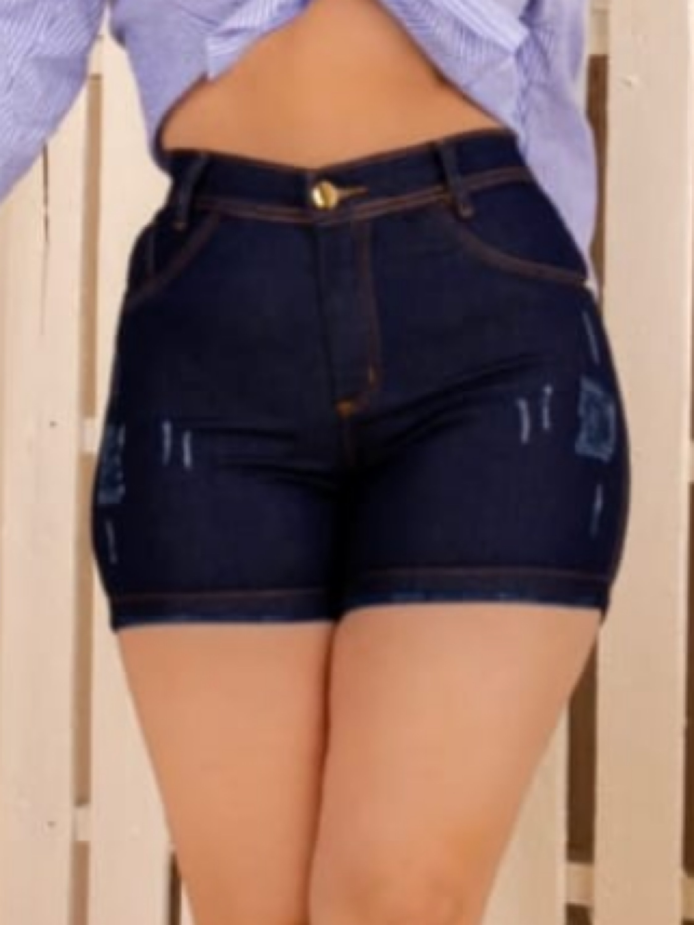 Shorts Meia Coxa com puídos