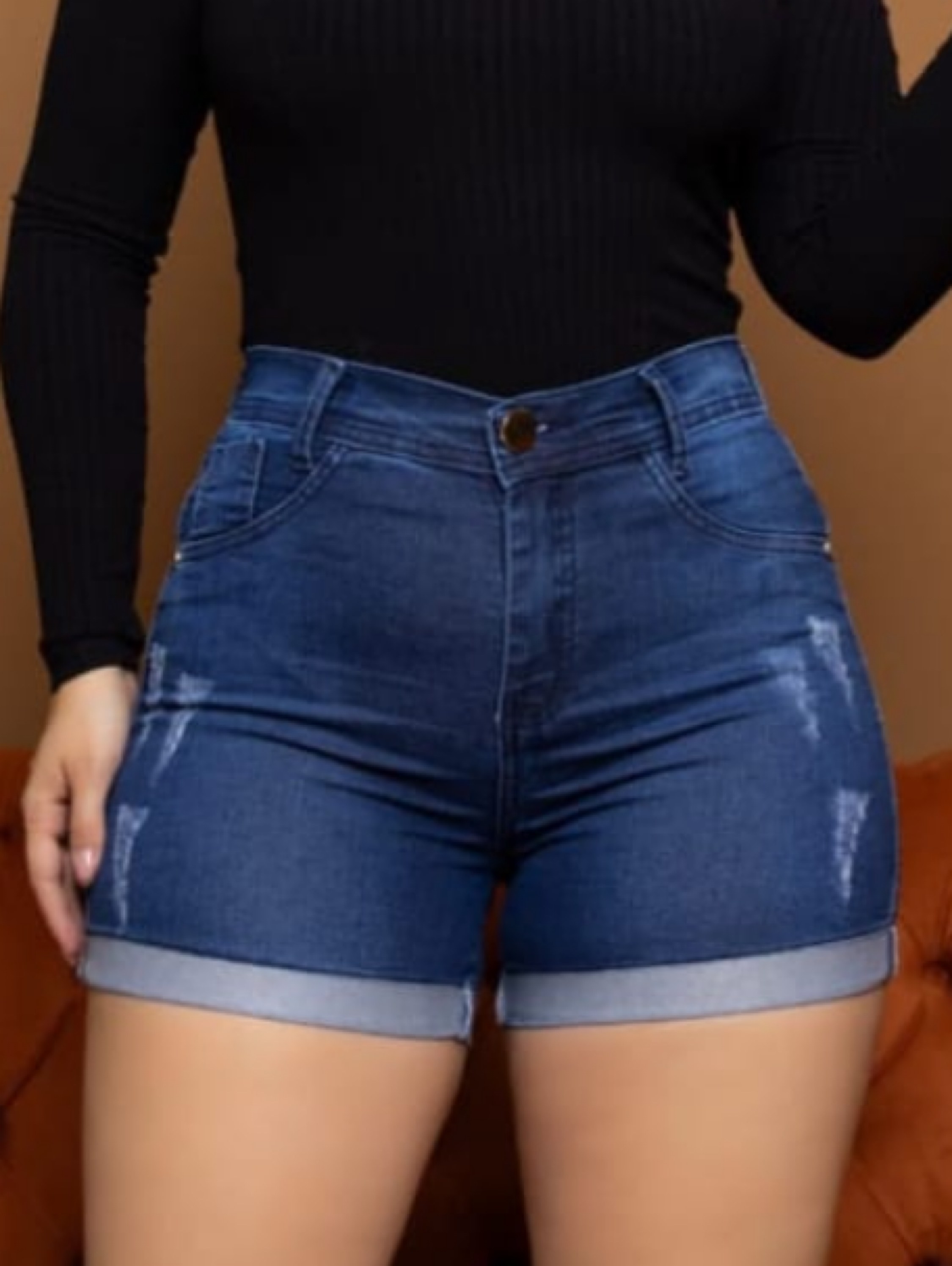 Shorts Meia Coxa com barrinha dobrada