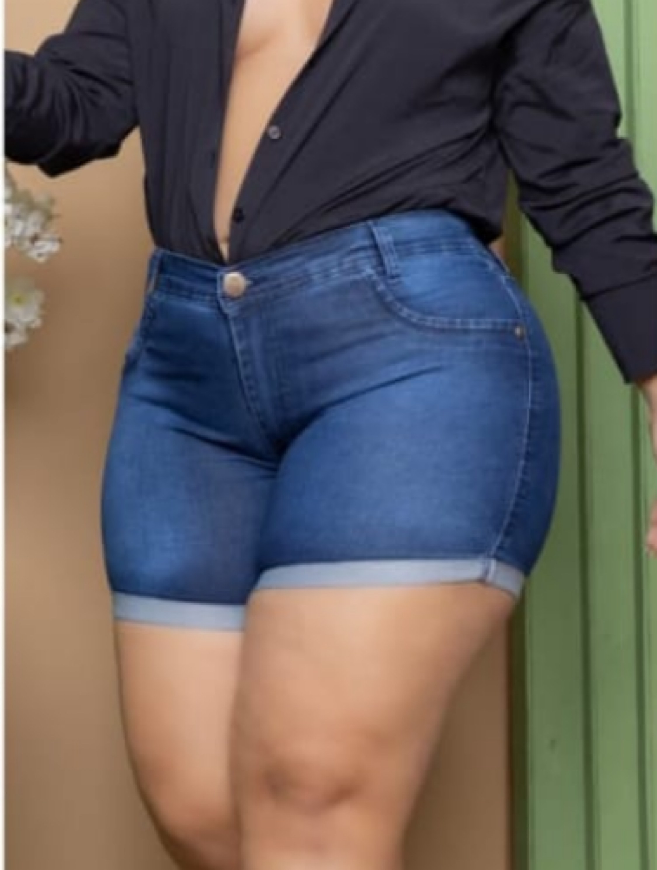 Shorts Meia Coxa Plus com barrinha dobrada
