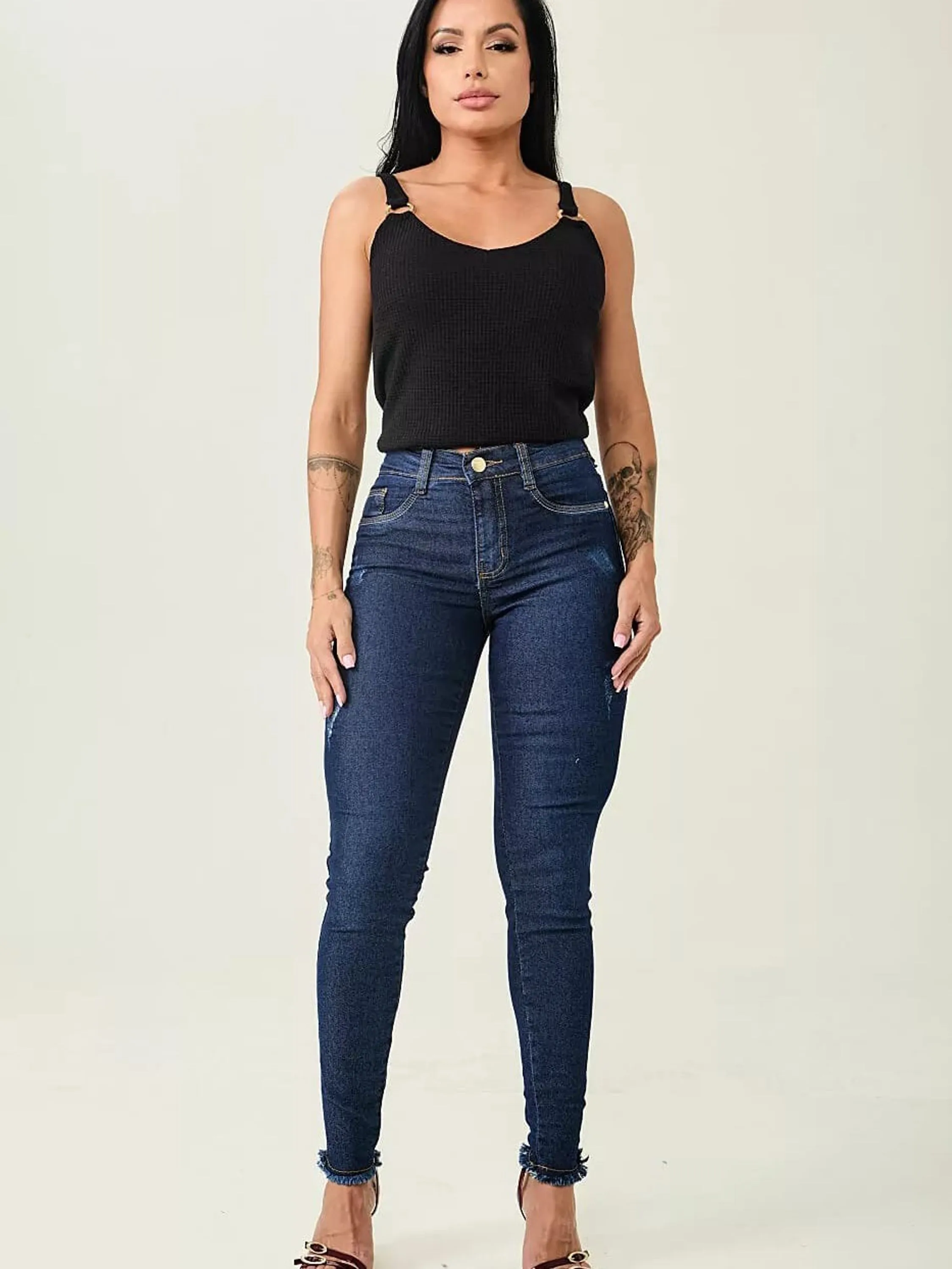 Calça Skinny cintura alta barra desfiada com elástano