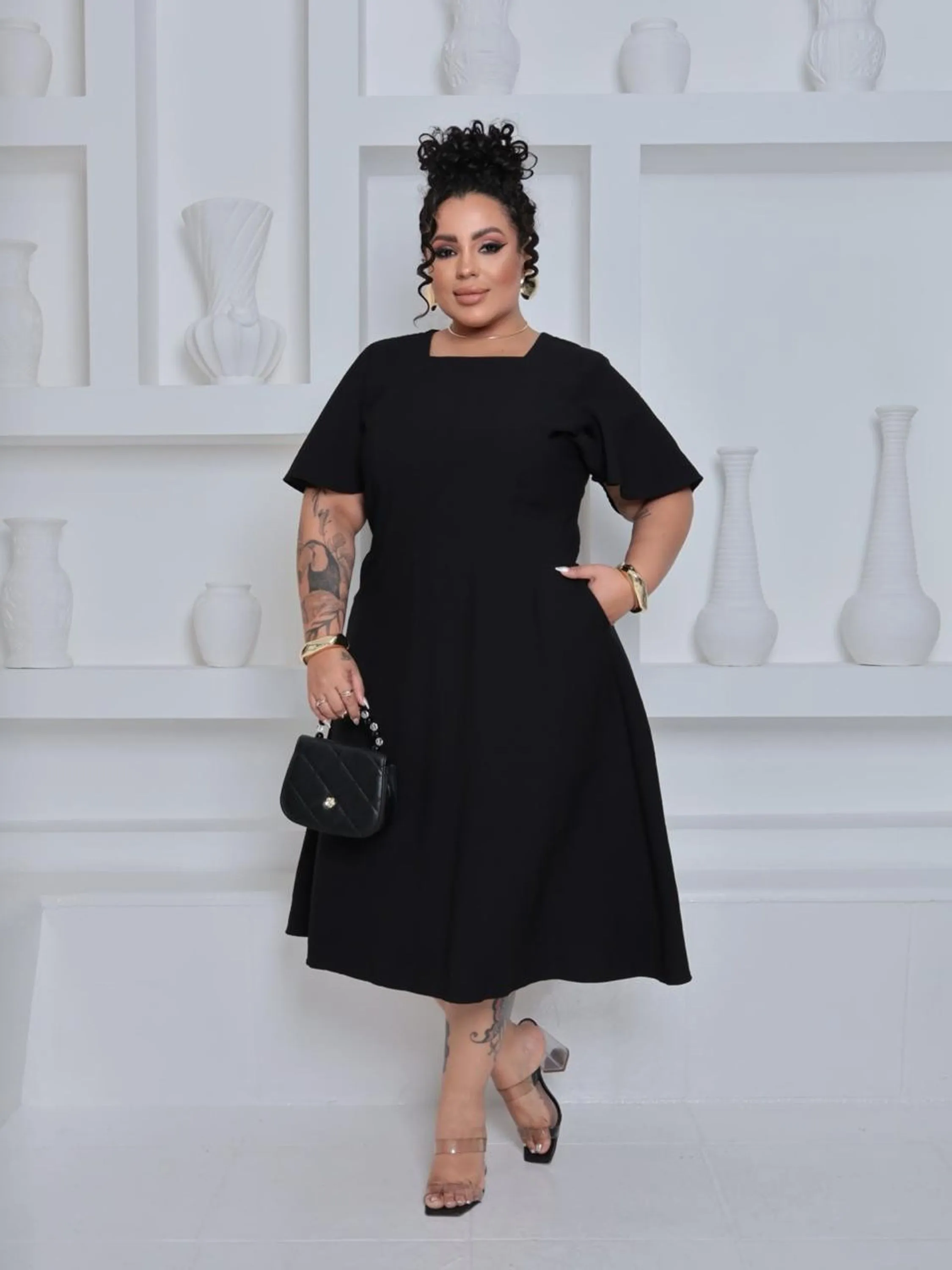 Vestido Elegance Plus Preto com Manga Borboleta
