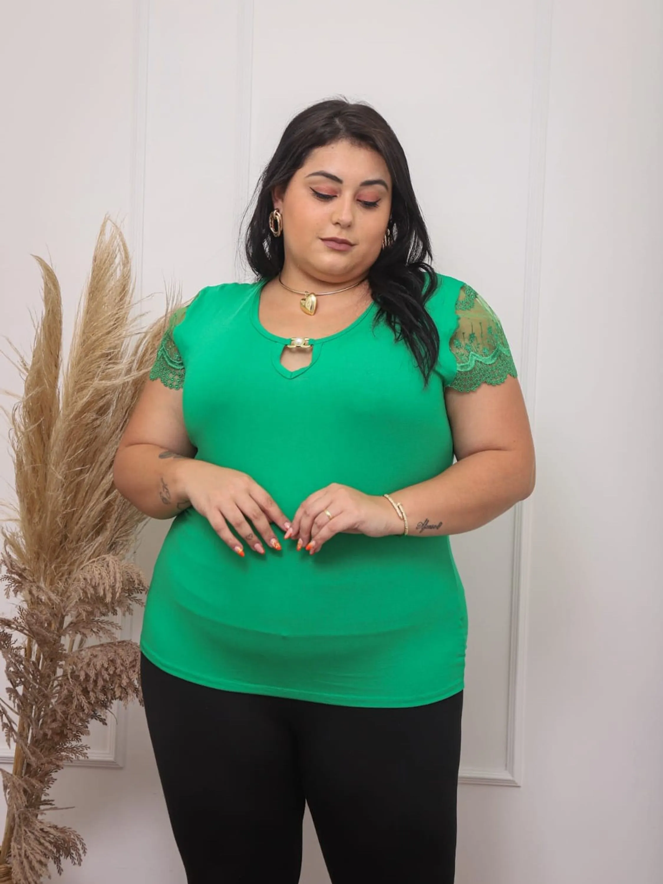 Blusa feminina manga curta em renda com fivela na gola