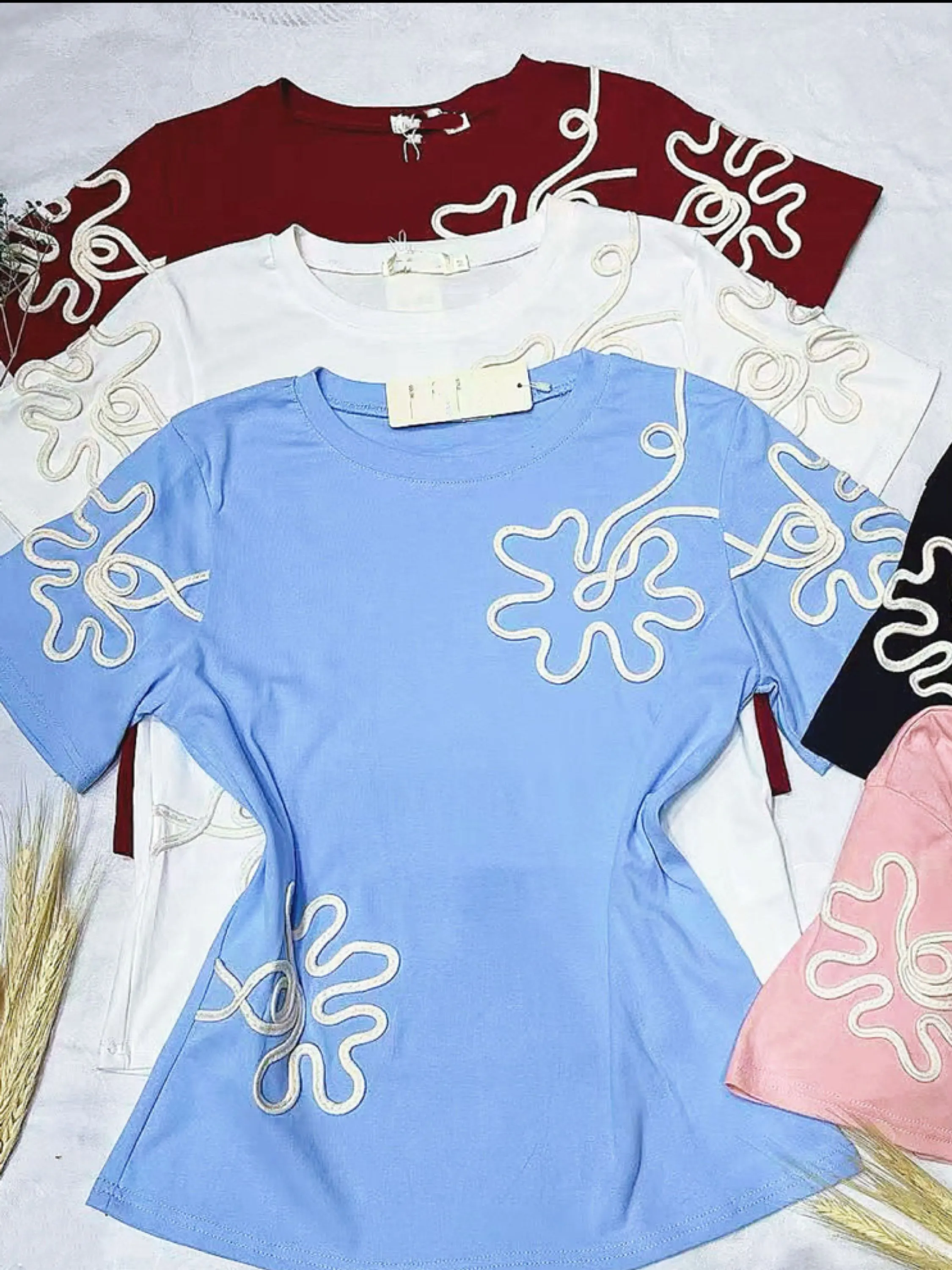 Camiseta algodão com bordado de cordão