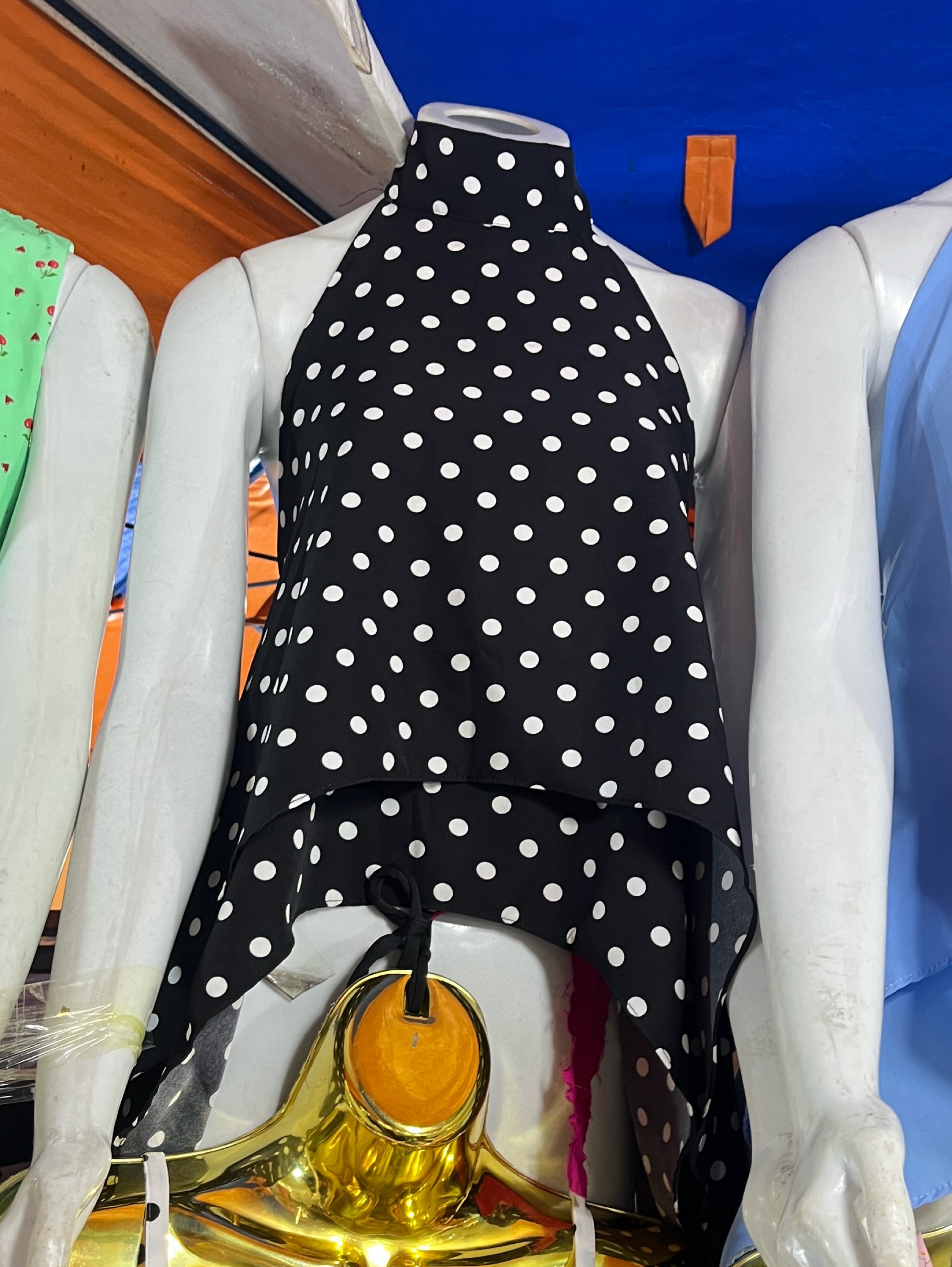 Blusa gola alta babadas de bolinha