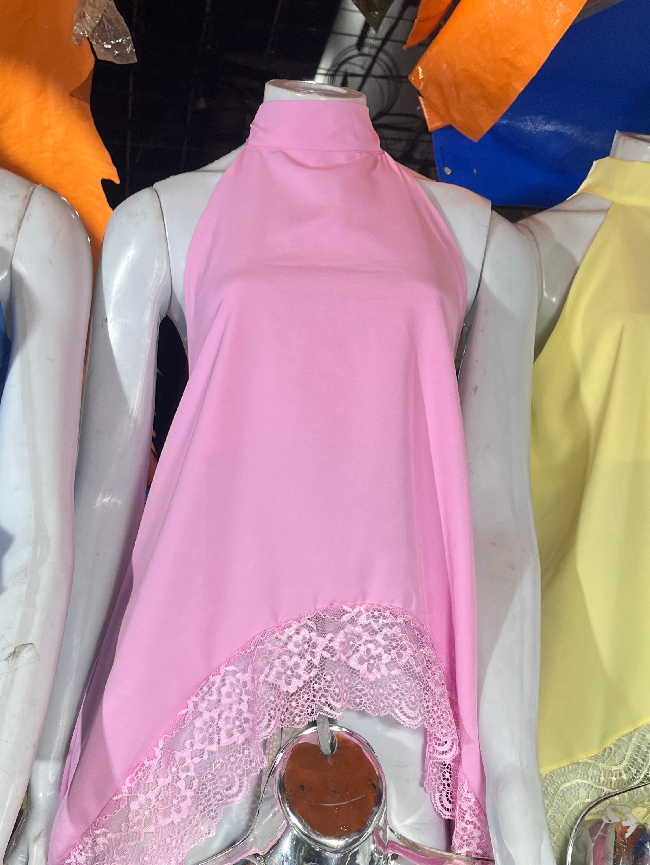 Blusinha gola alta marra atrás com renda