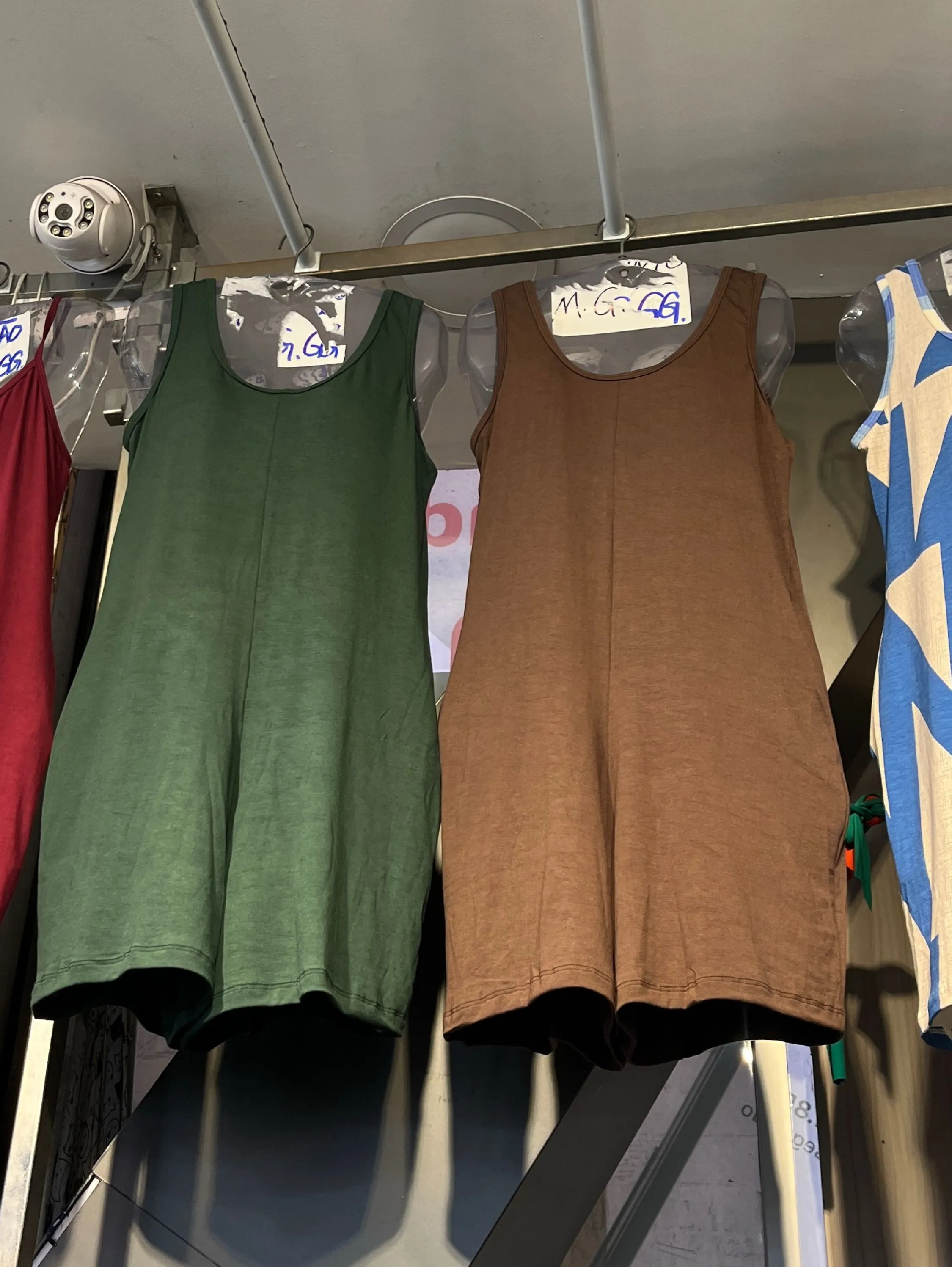 Macaquinho regata reto com bolsa liso