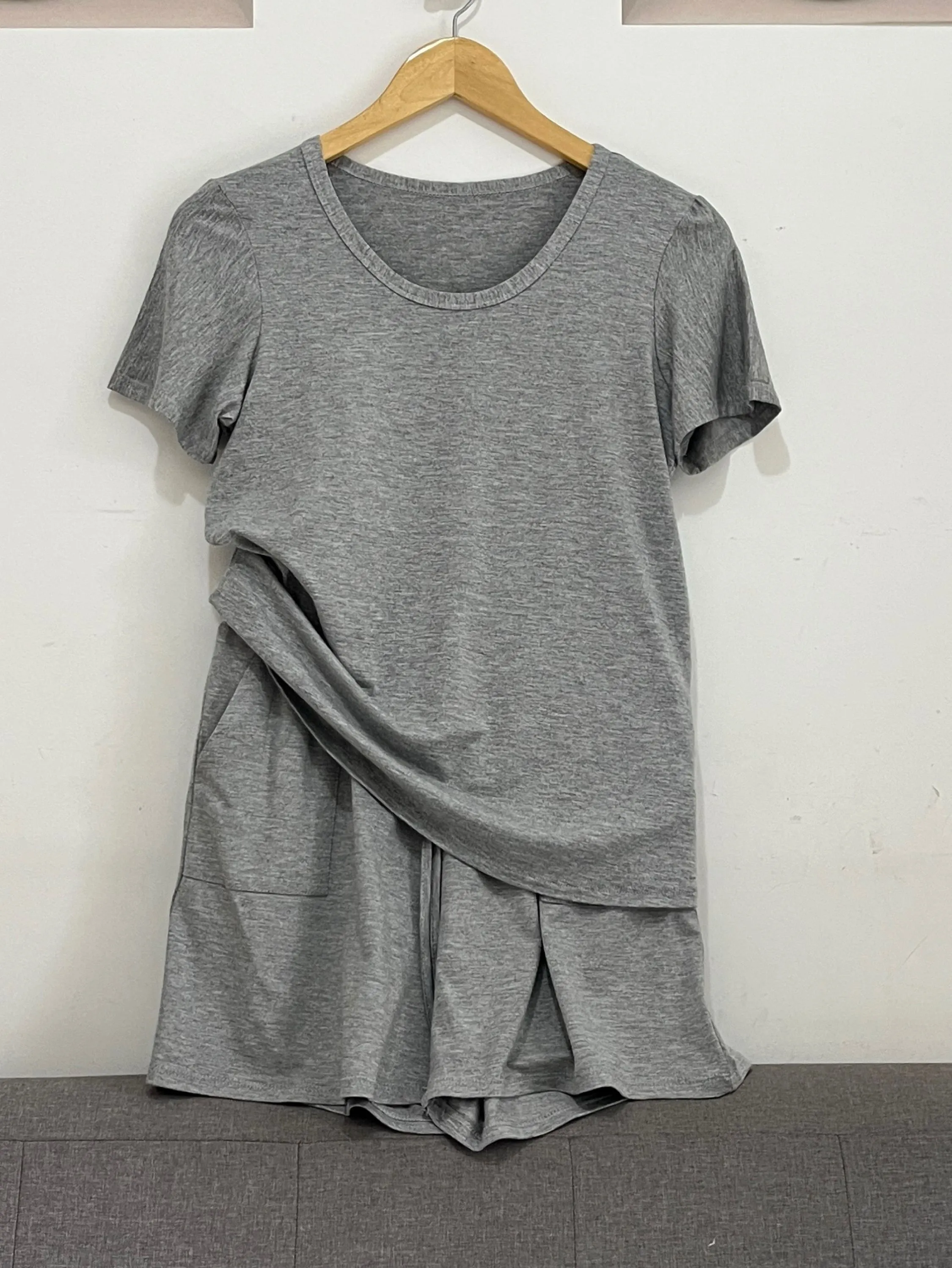 Conjunto blusa gola redonda e short