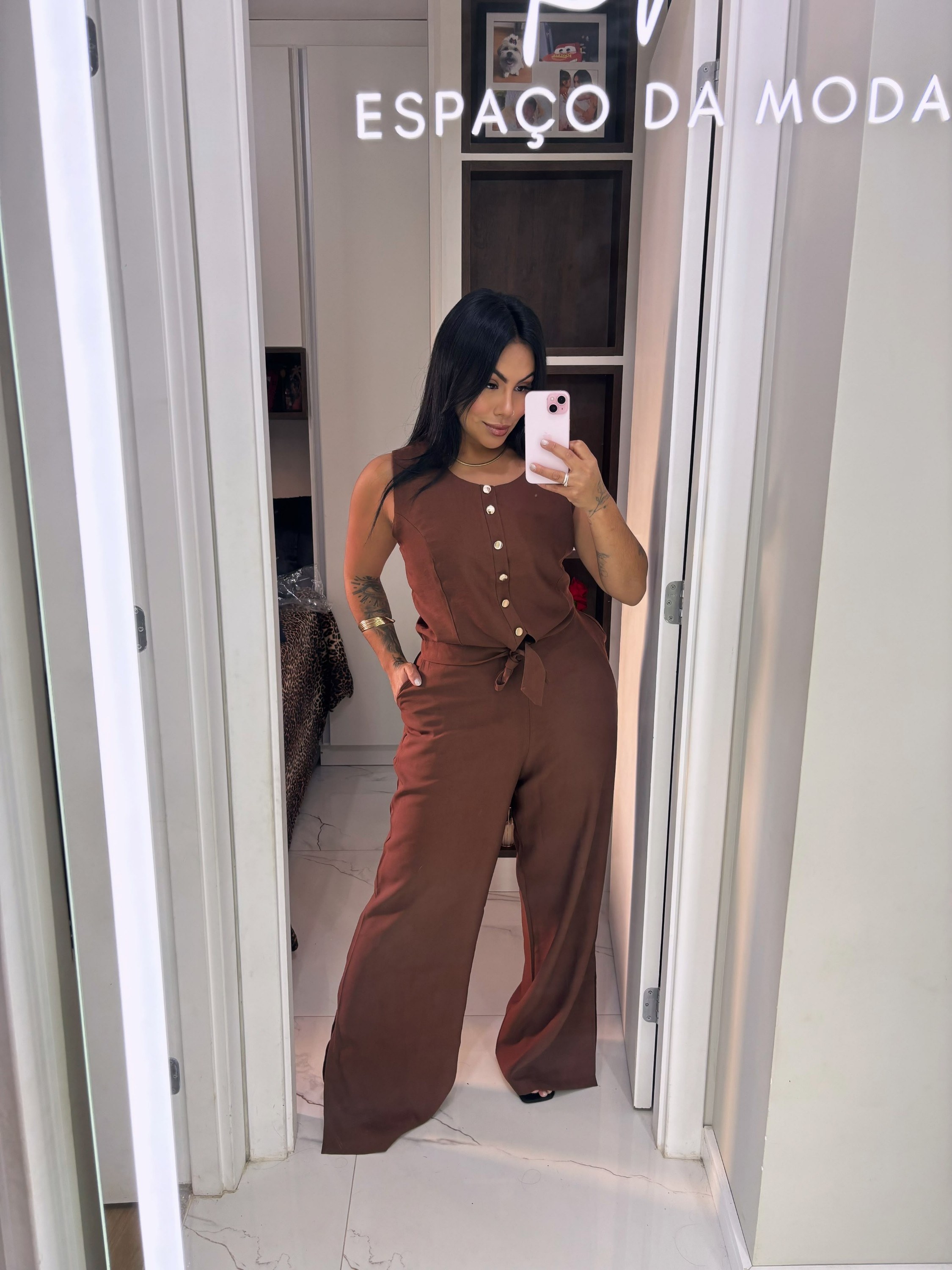 Conjunto blusa com detalhes botões e calça pantalona