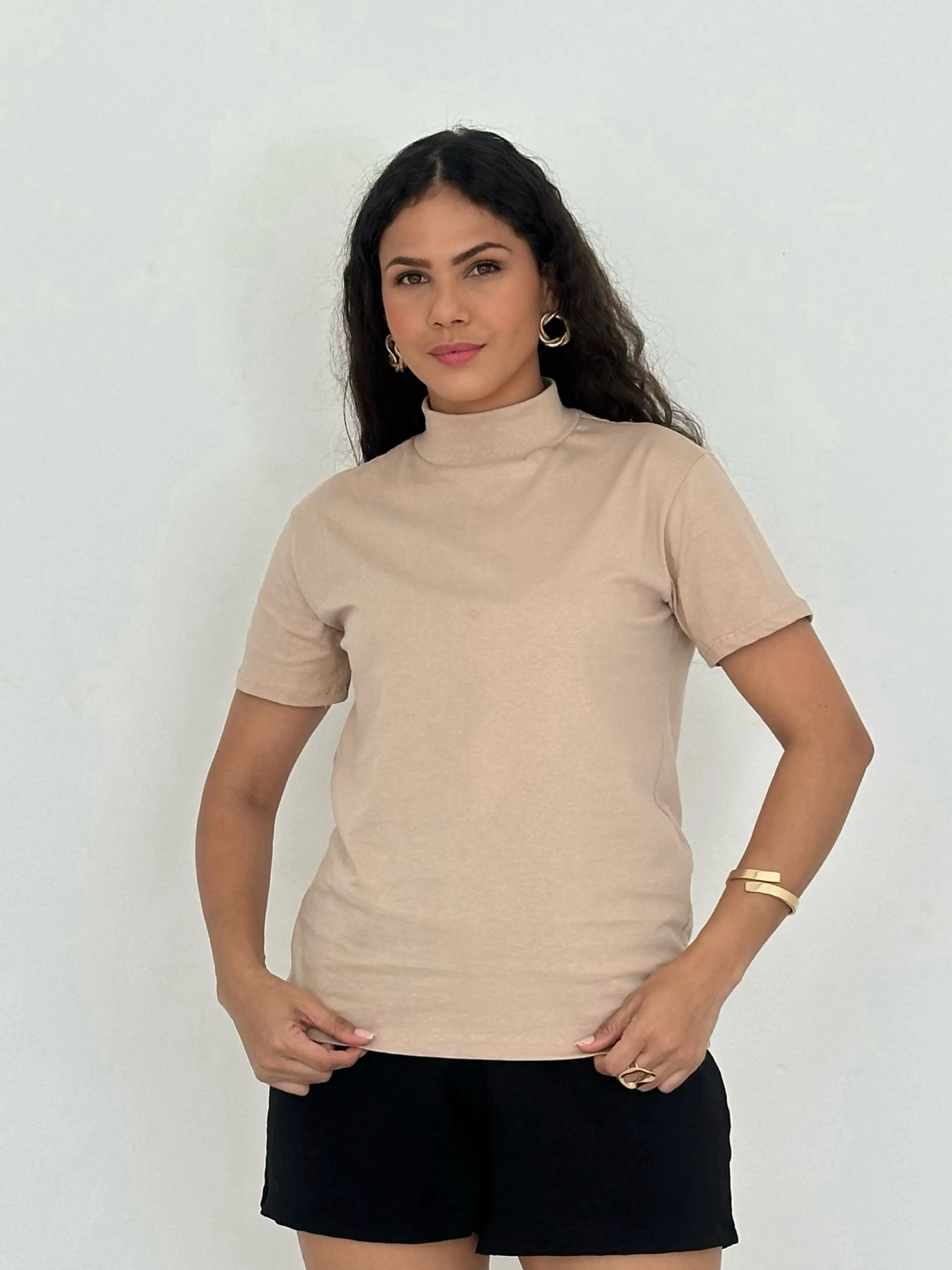 Blusa T-shirt básica dia a dia inspiração zara gola semi alta manga curta