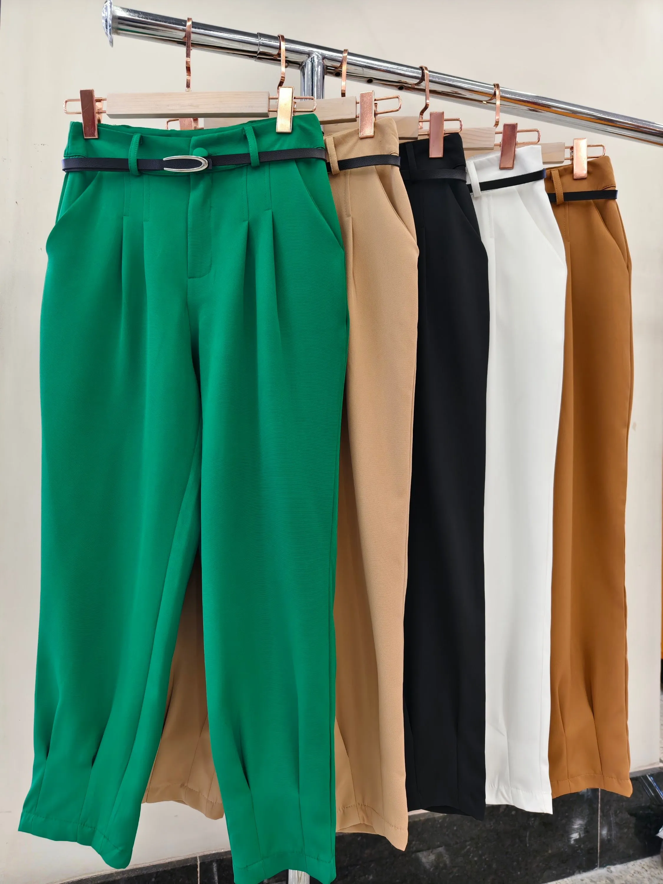 calça cenoura com cinto Alfaiateria femininas125