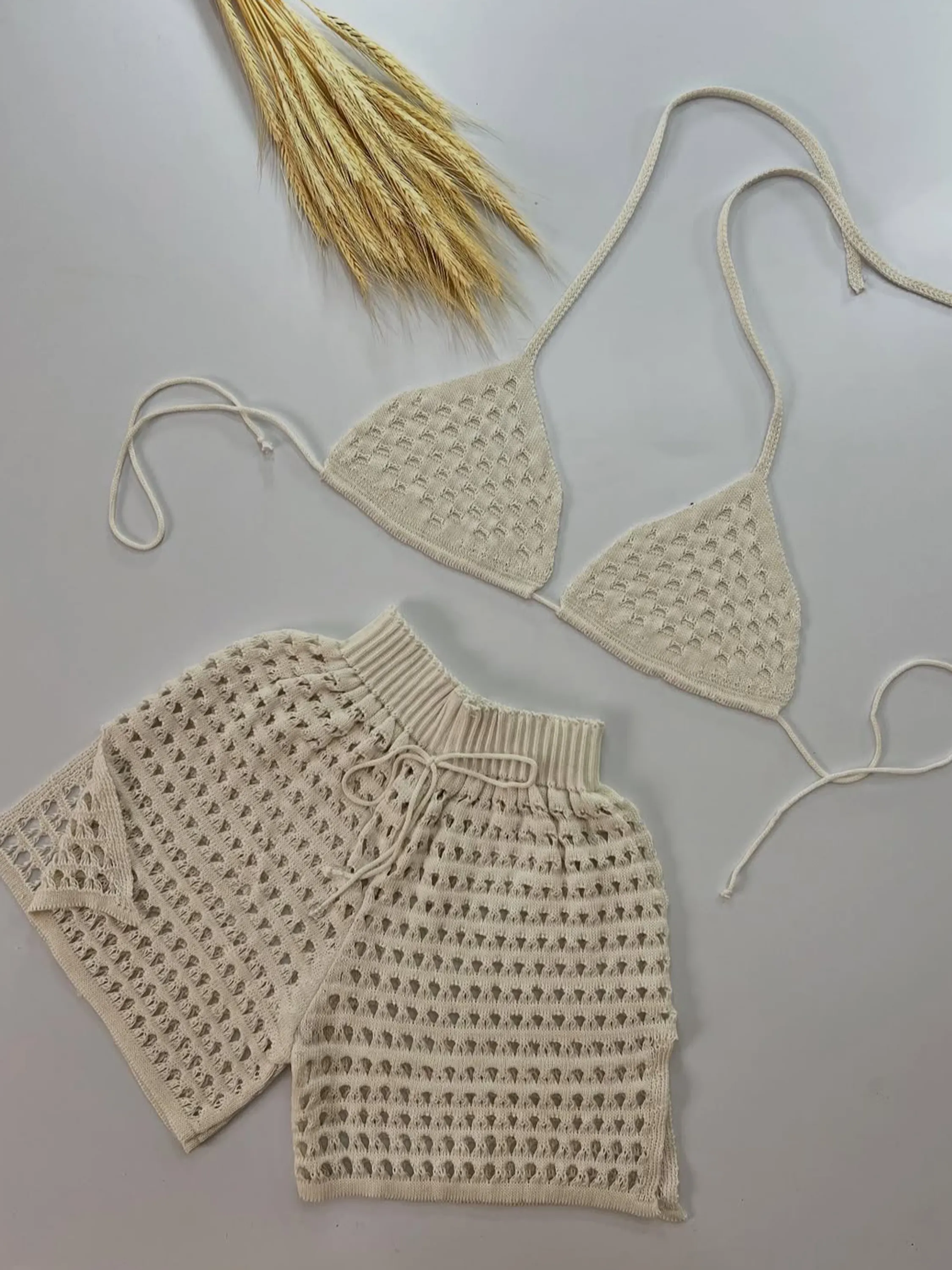 Conjunto de praia short e top cortininha tricô.