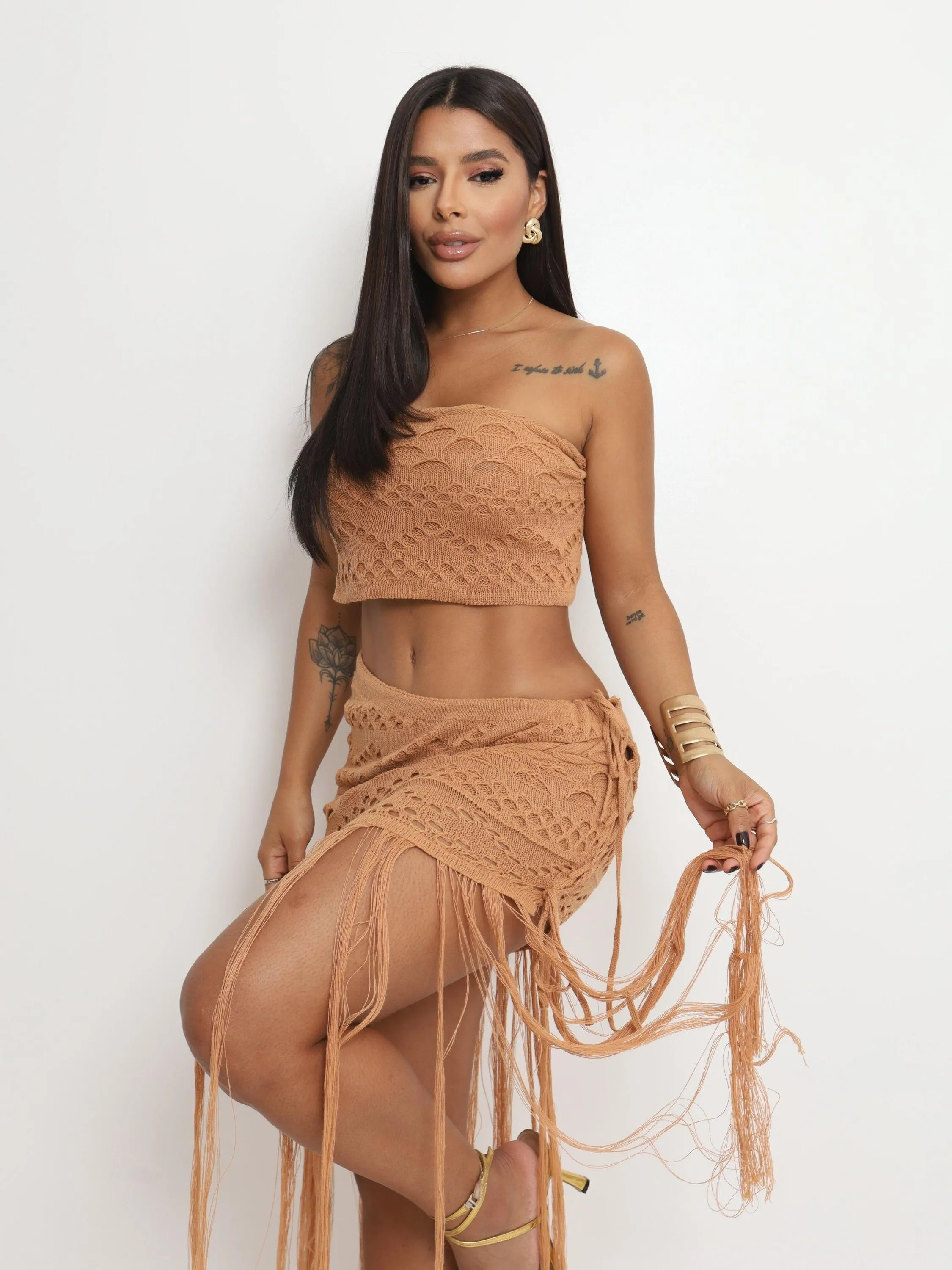 Conjunto saia franja de praia tricô.